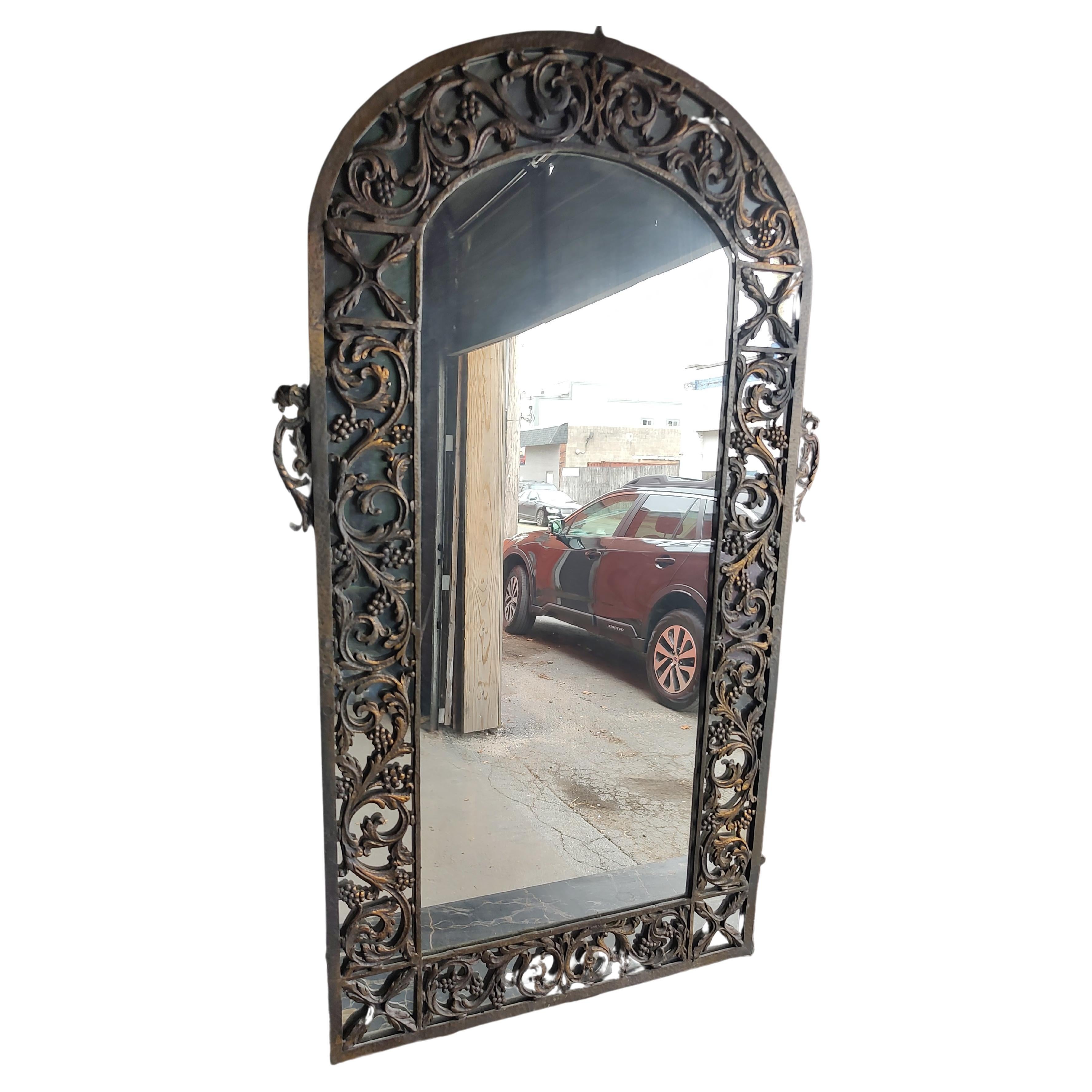 Miroir mural Art Déco en bronze avec marbre Portero attribué à Oscar Bach Bon état - En vente à Port Jervis, NY