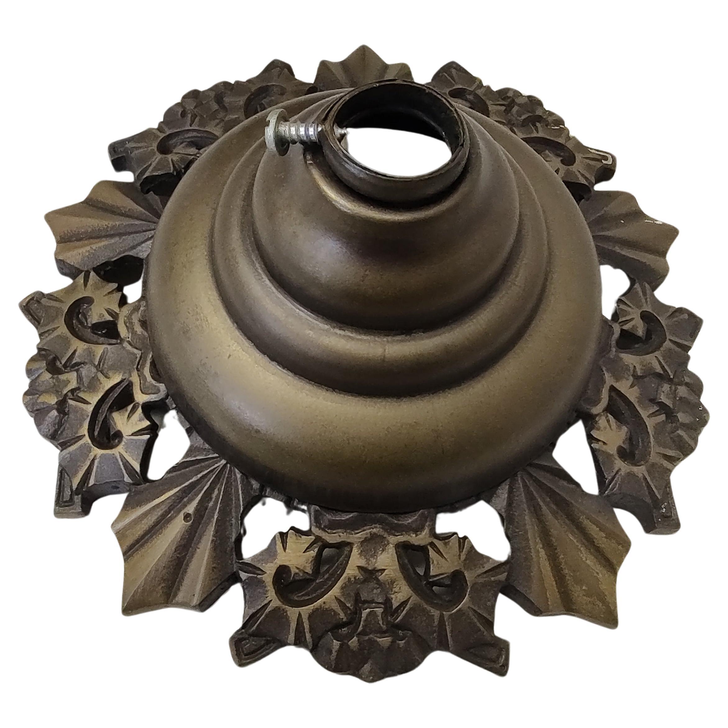 Fantastique lustre à abat-jour en bronze de style Art Déco  avec 5 abat-jour en verre presque parfaits. Il a été stocké pendant plusieurs années, puis entièrement restauré avec de nouvelles prises et un nouveau câblage. En excellent état