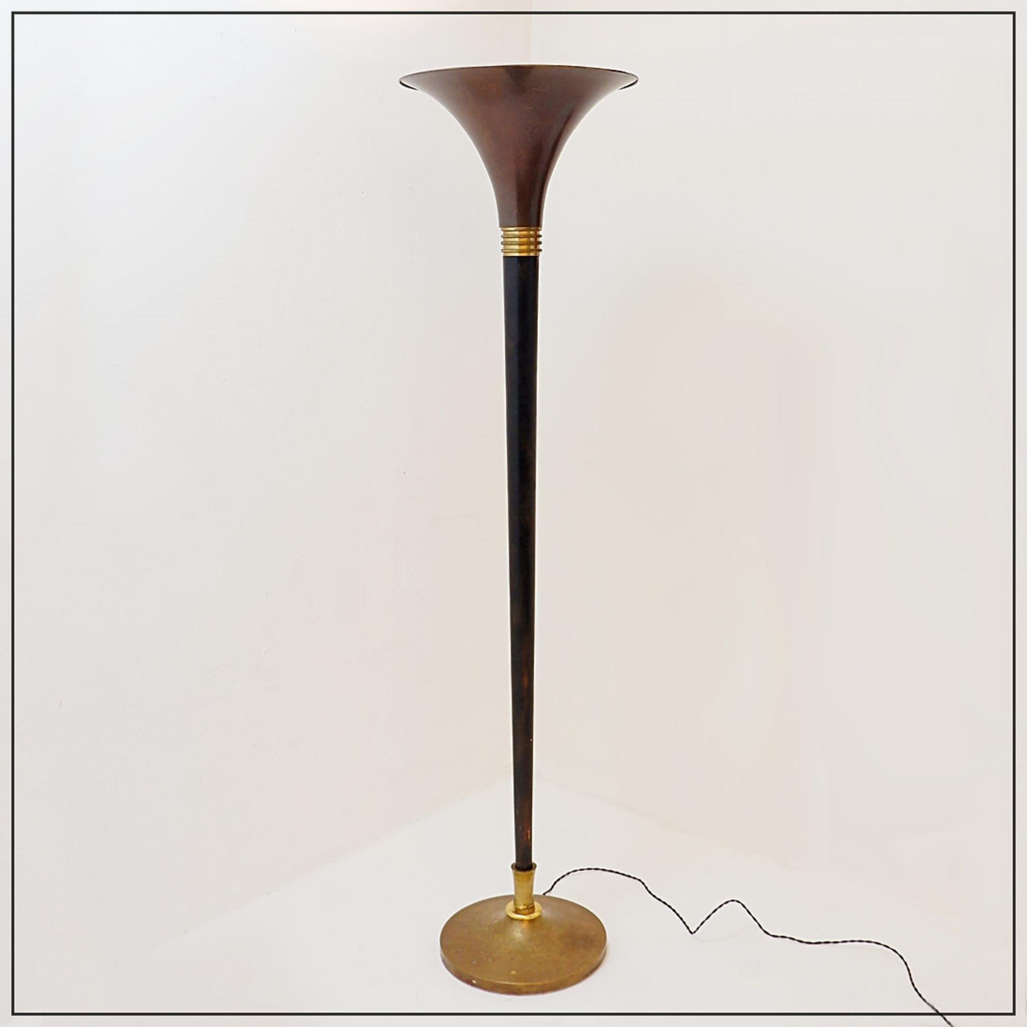 Art Deco bronzed metal and brass floor lamp in the style of Pietro Chiesa, 1940s For Sale 5