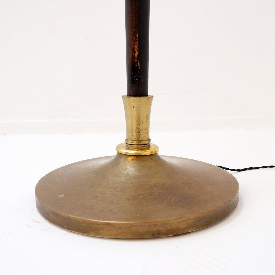 Art Deco bronzed metal and brass floor lamp in the style of Pietro Chiesa, 1940s For Sale 1