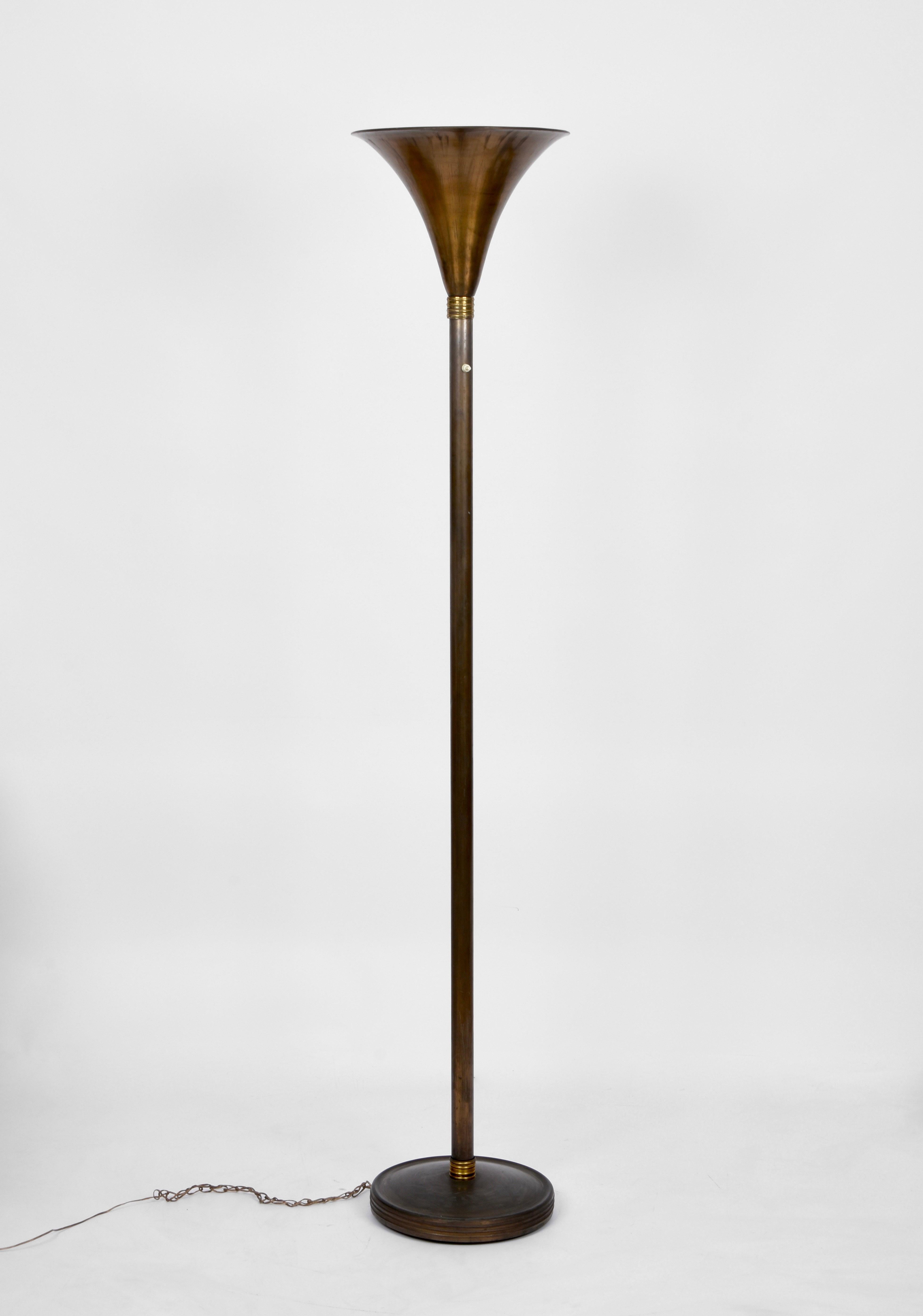 Amazing art deco bronzed metal and brass floor lamp. This wonderful item was produced in Italy during the 1940s and it is attributed to Pietro Chiesa.

This refined floor lamp in brass and patinated bronze from the 1940s is reminiscent of