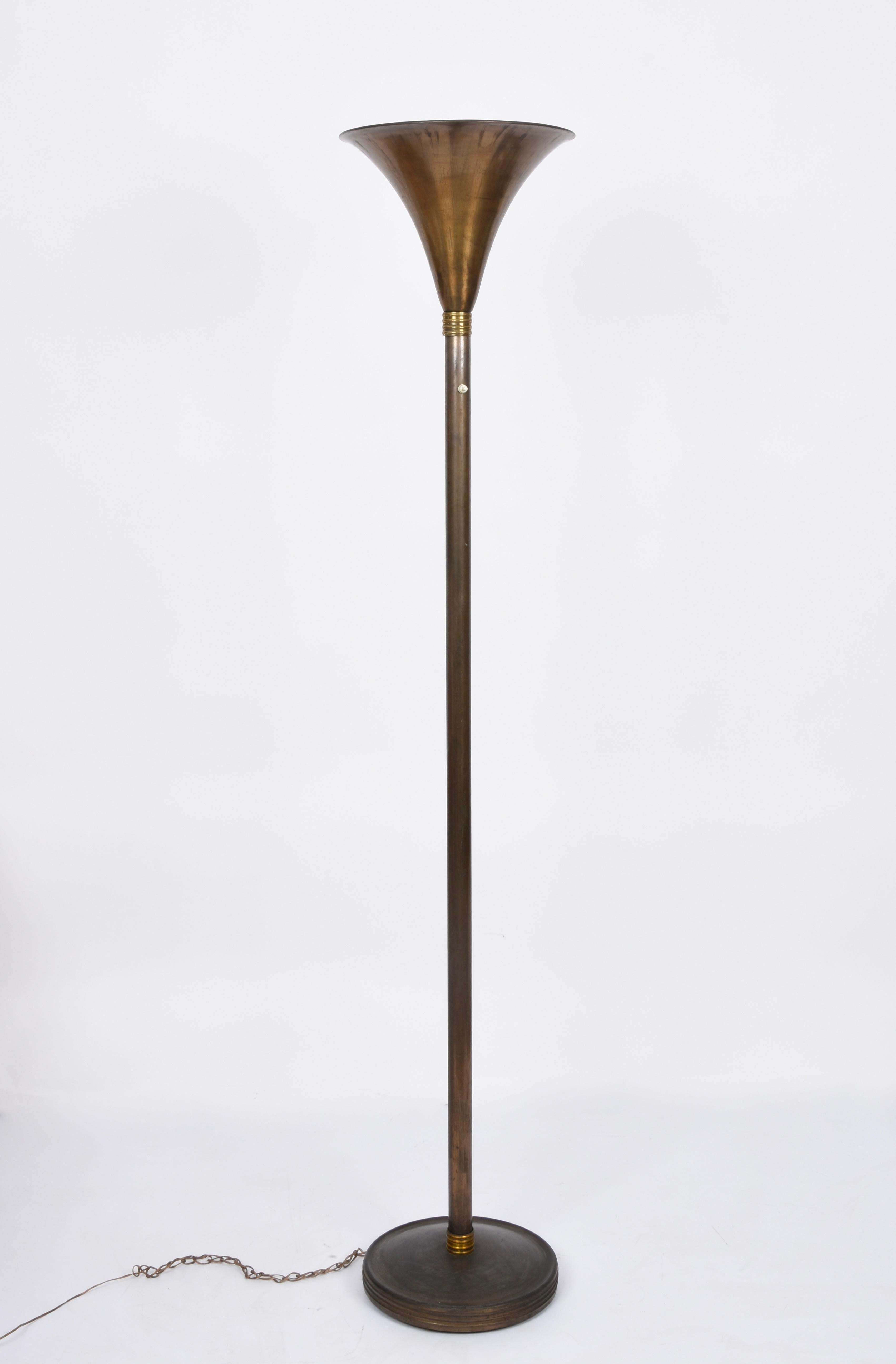 Milieu du XXe siècle Lampadaire italien Art Déco en métal bronzé et laiton d'après Pietro Chiesa, années 1940 en vente