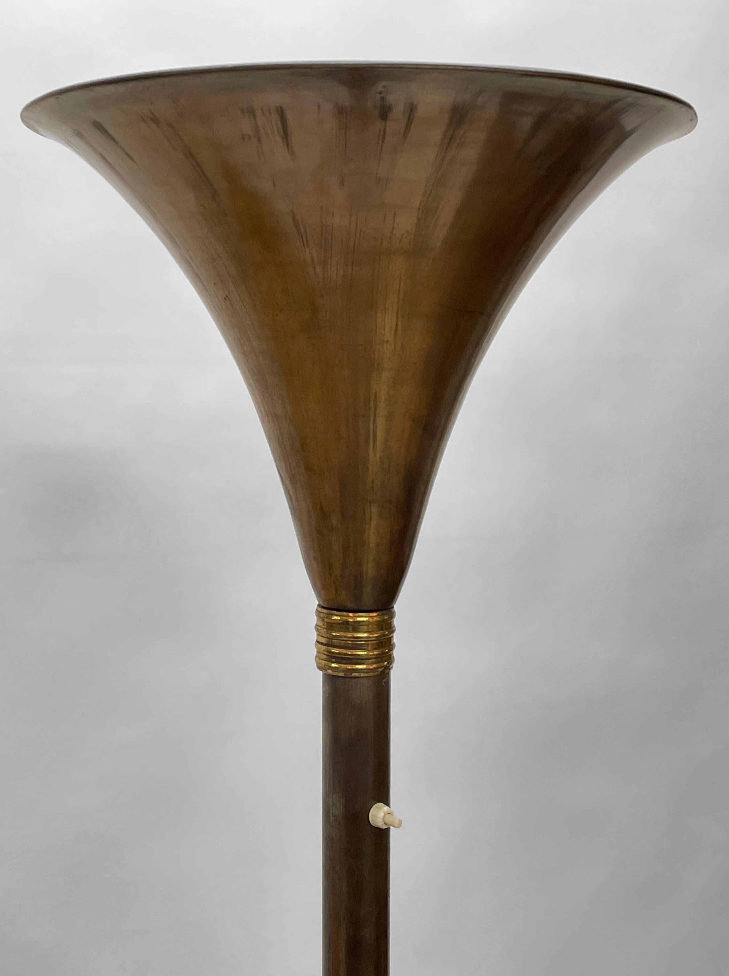 Lampadaire italien Art Déco en métal bronzé et laiton d'après Pietro Chiesa, années 1940 en vente 2