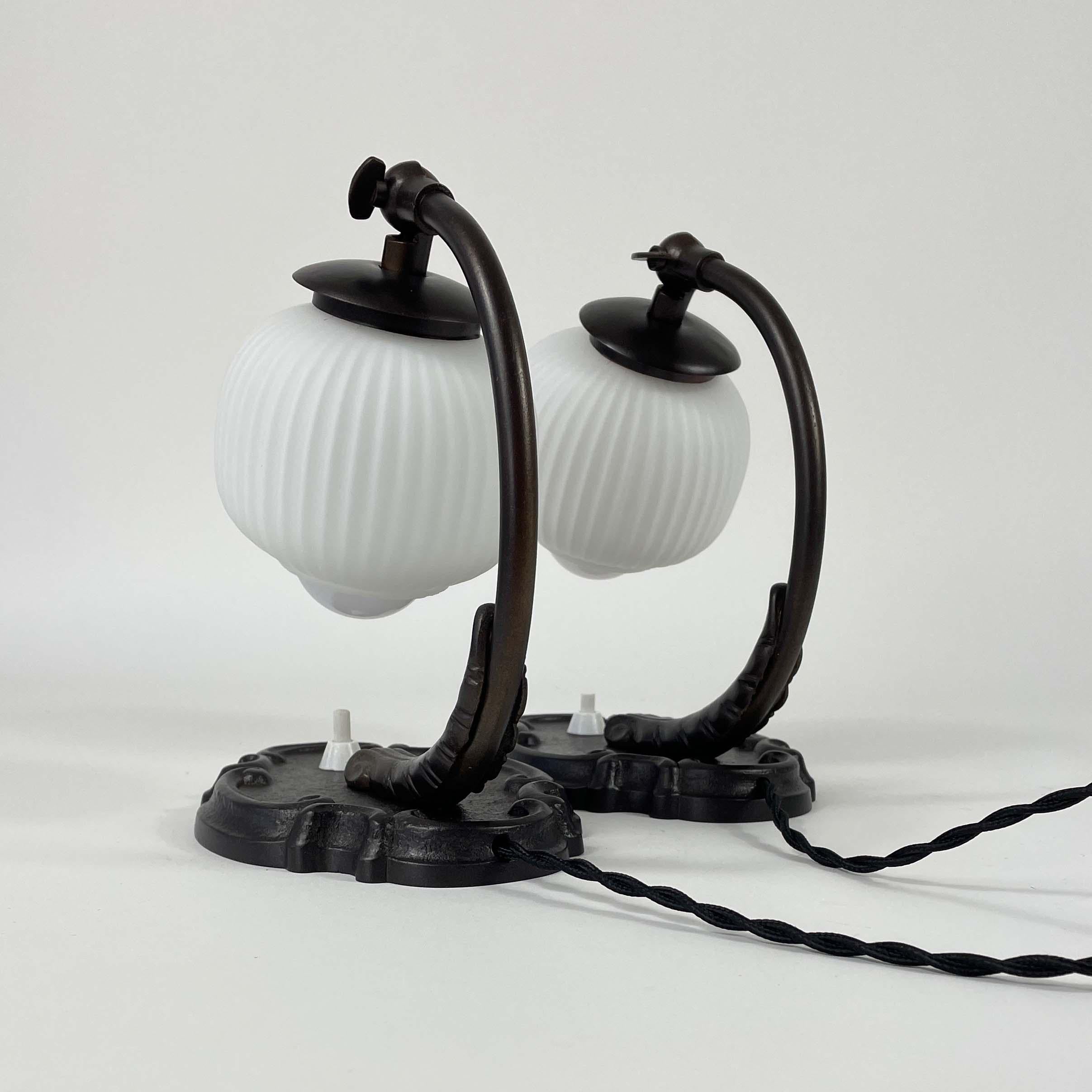 Art-Déco-Tischlampen aus Bronze und Opalglas, Deutschland 1920er bis 1930er Jahre im Angebot 3