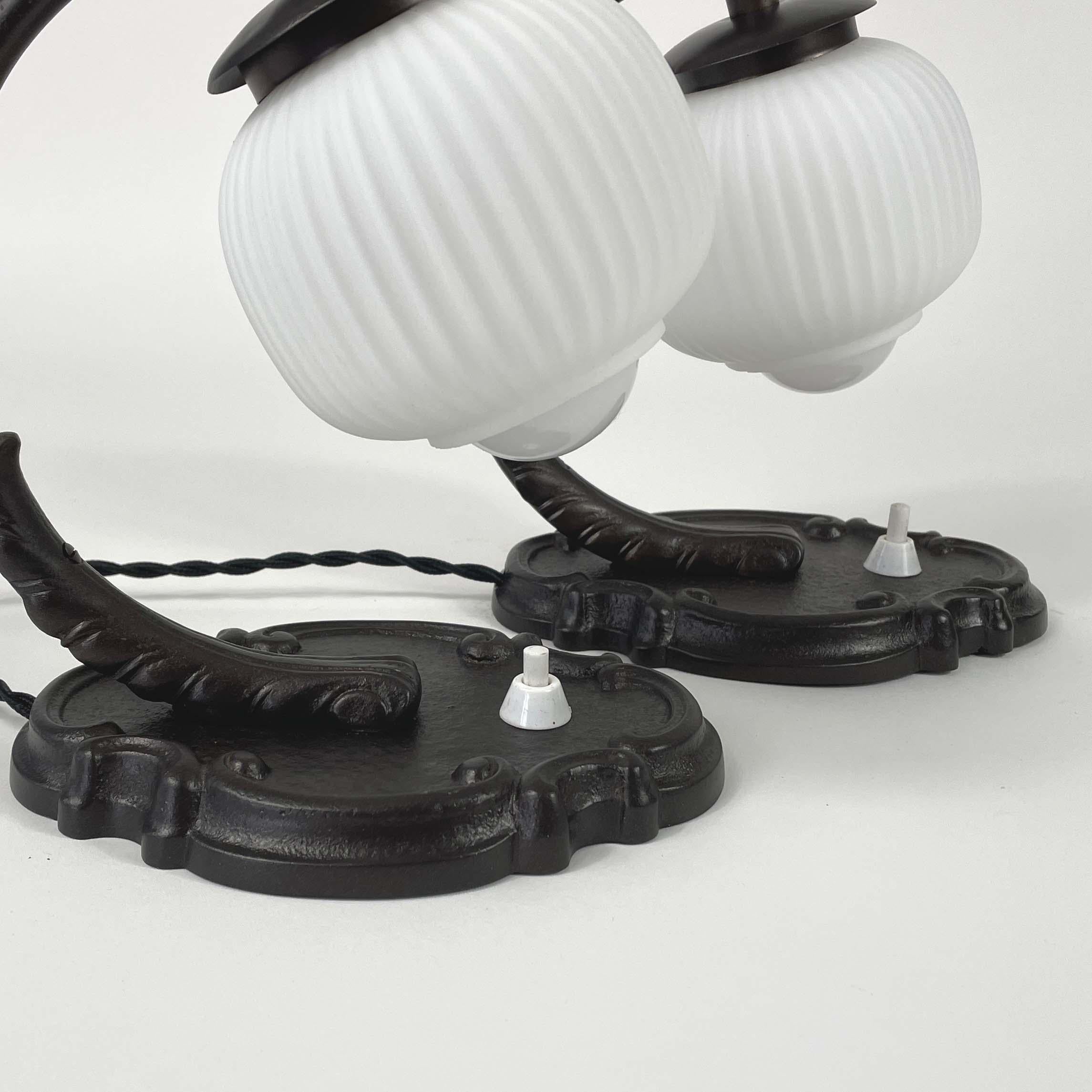 Art-Déco-Tischlampen aus Bronze und Opalglas, Deutschland 1920er bis 1930er Jahre im Angebot 7
