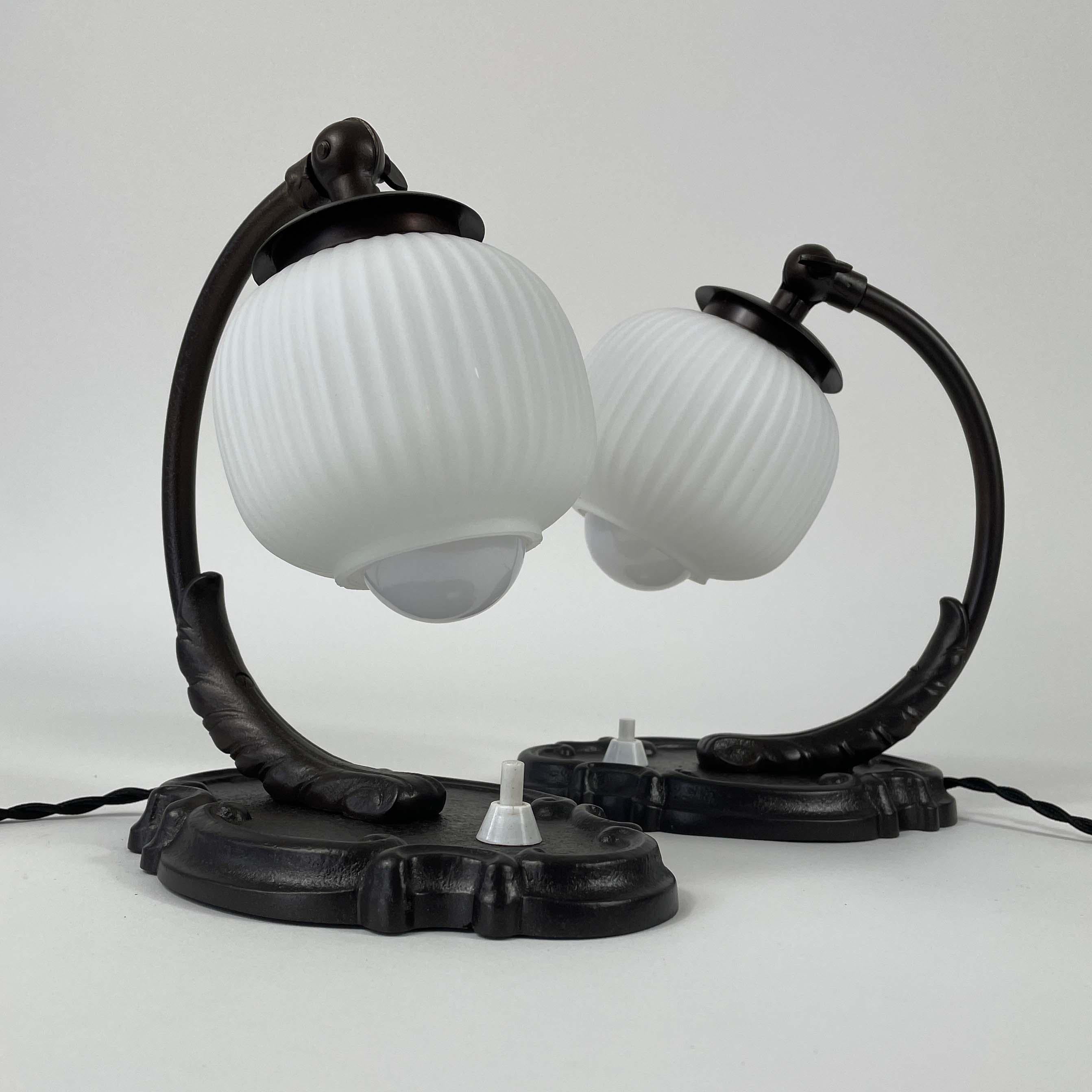 Art-Déco-Tischlampen aus Bronze und Opalglas, Deutschland 1920er bis 1930er Jahre im Angebot 9