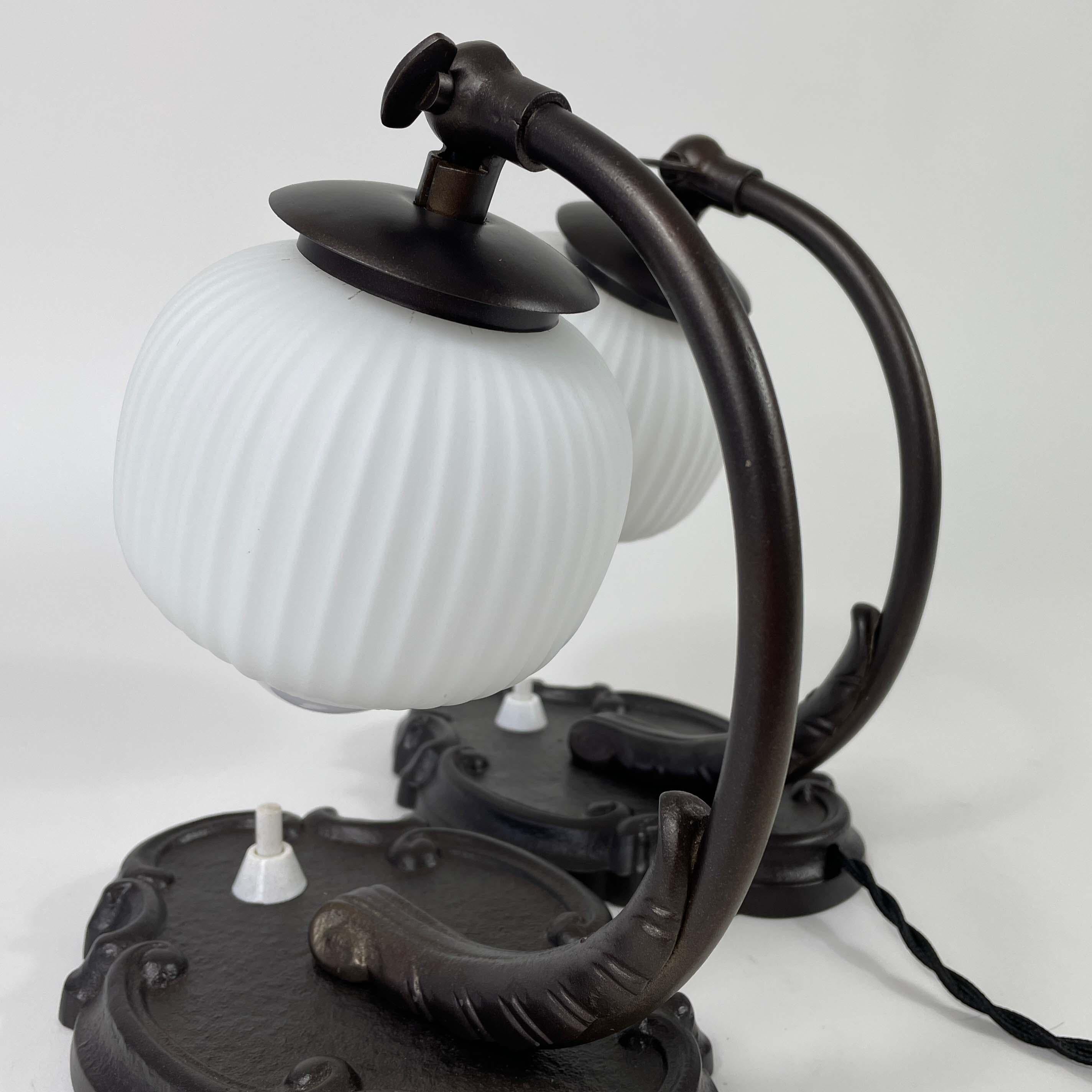 Art-Déco-Tischlampen aus Bronze und Opalglas, Deutschland 1920er bis 1930er Jahre im Angebot 2