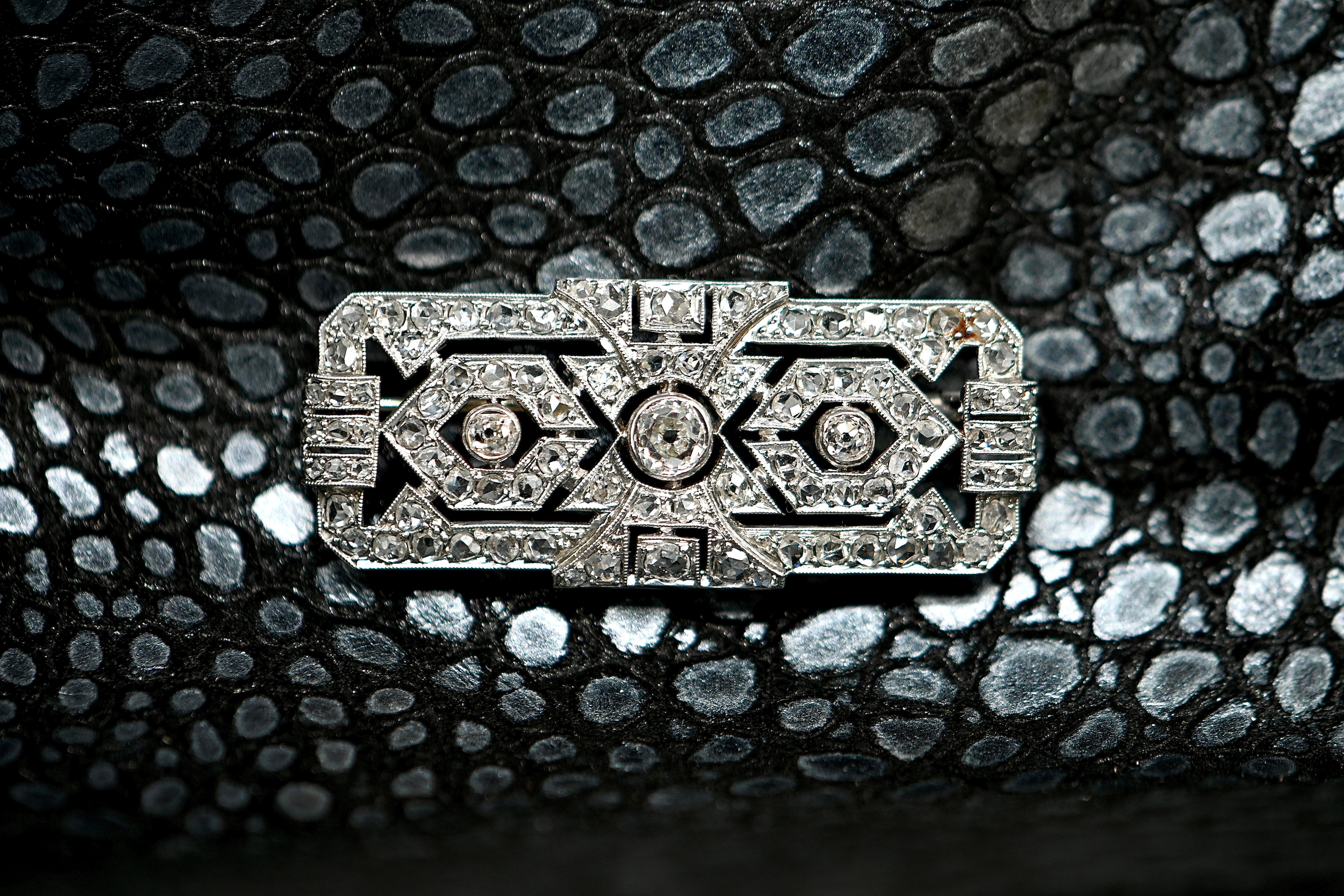 This platinum brooch, a true masterpiece of fine jewelry, is adorned with 85 gleaming diamonds totaling 3.01 carats. At the heart of this resplendent creation sits a majestic G-color diamond weighing 0.40 carats, flanked by two diamonds of 0.08