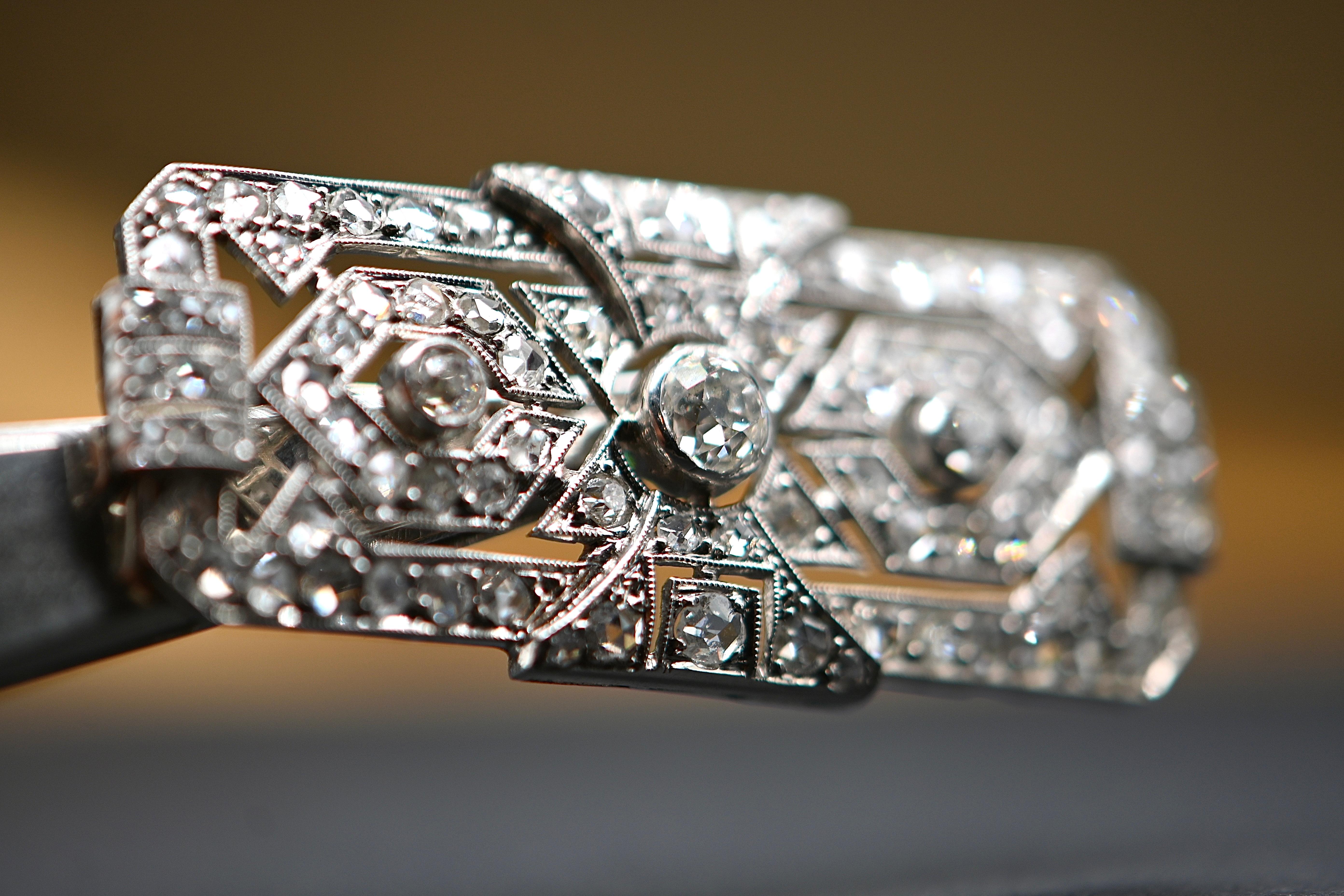 Art Deco Brooch Adorned with 3.01 Carat Diamonds And Platinum In Excellent Condition For Sale In Vannes, FR