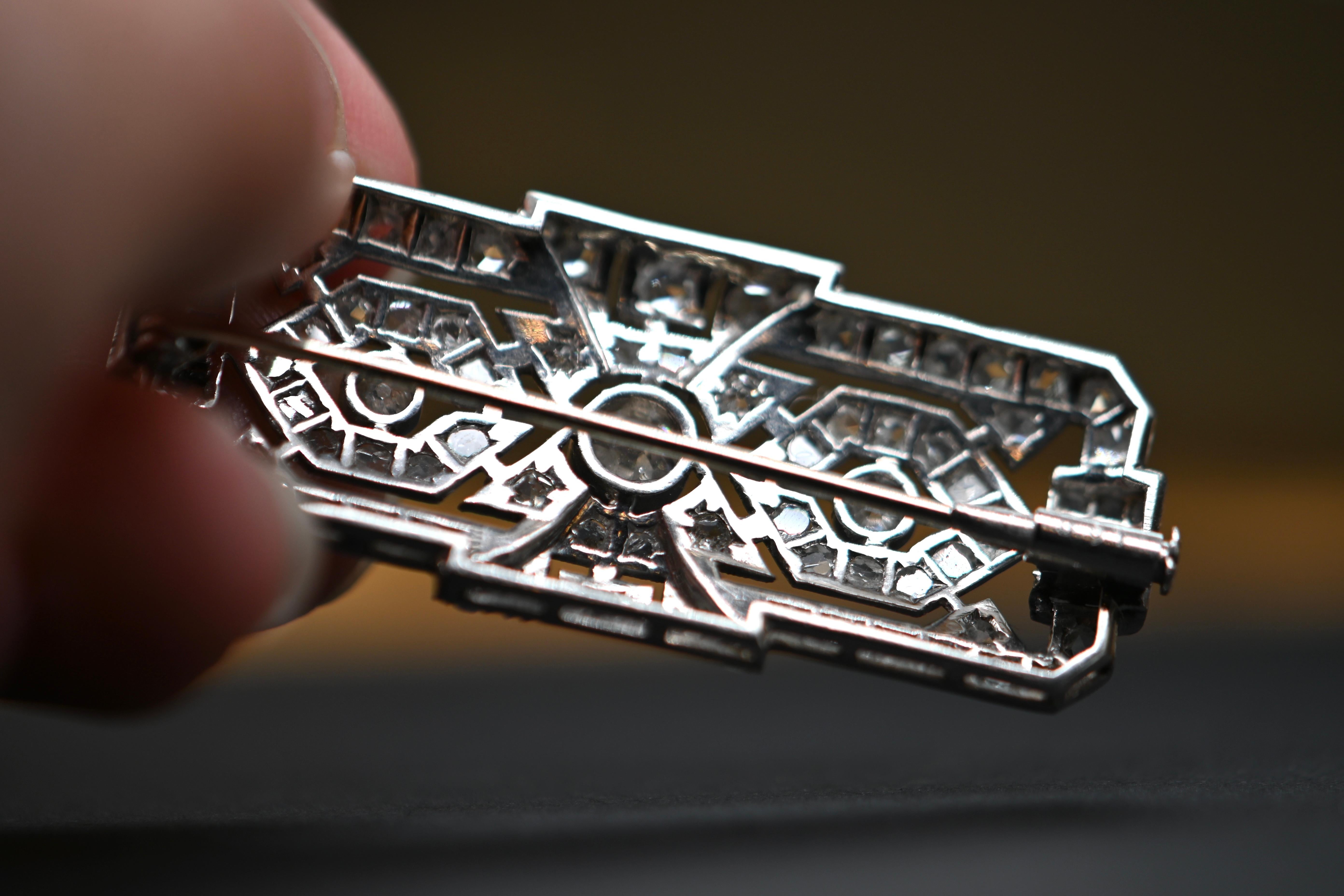 Art Deco Brooch Adorned with 3.01 Carat Diamonds And Platinum For Sale 1