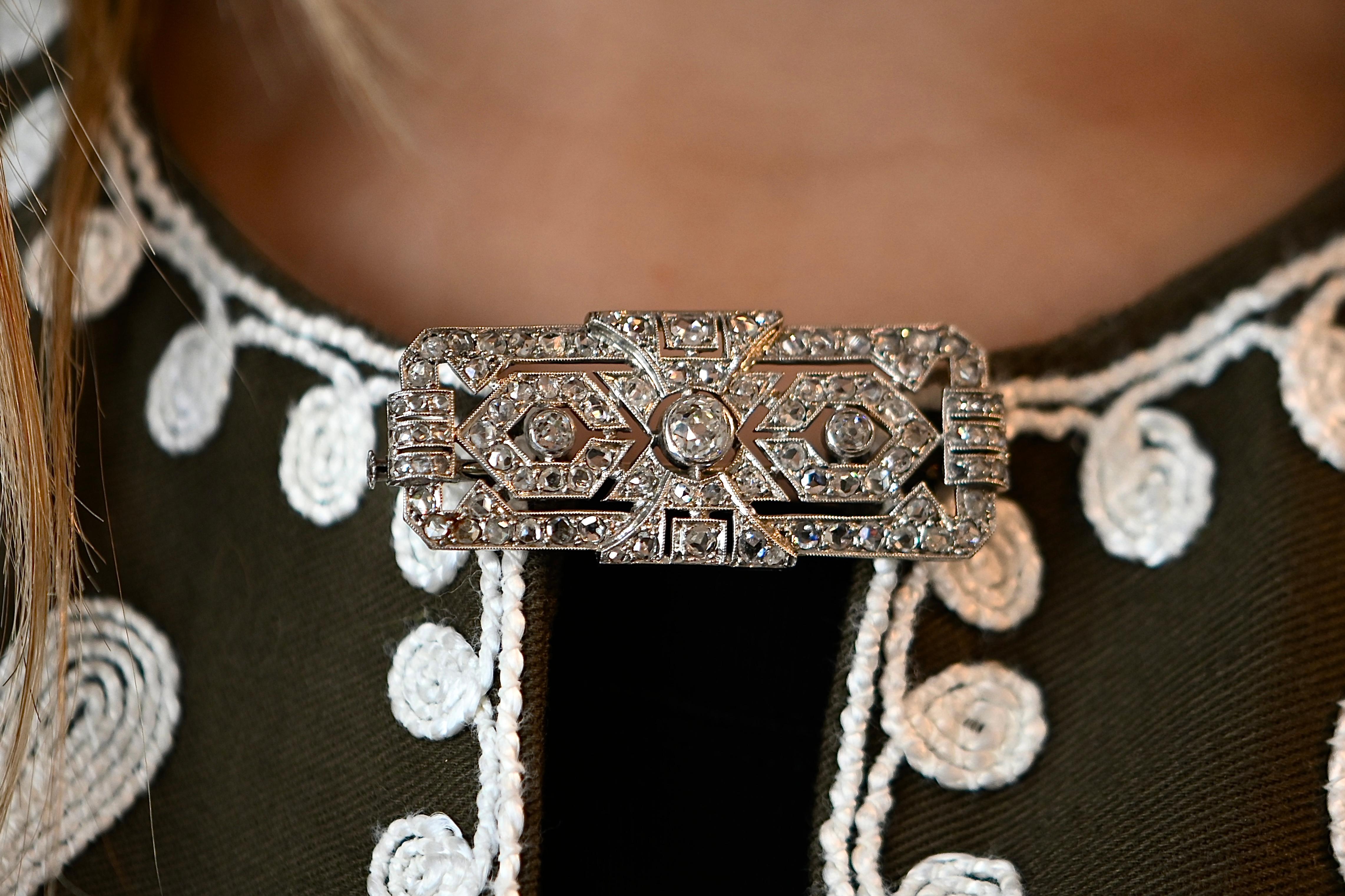 Art Deco Brooch Adorned with 3.01 Carat Diamonds And Platinum For Sale 2
