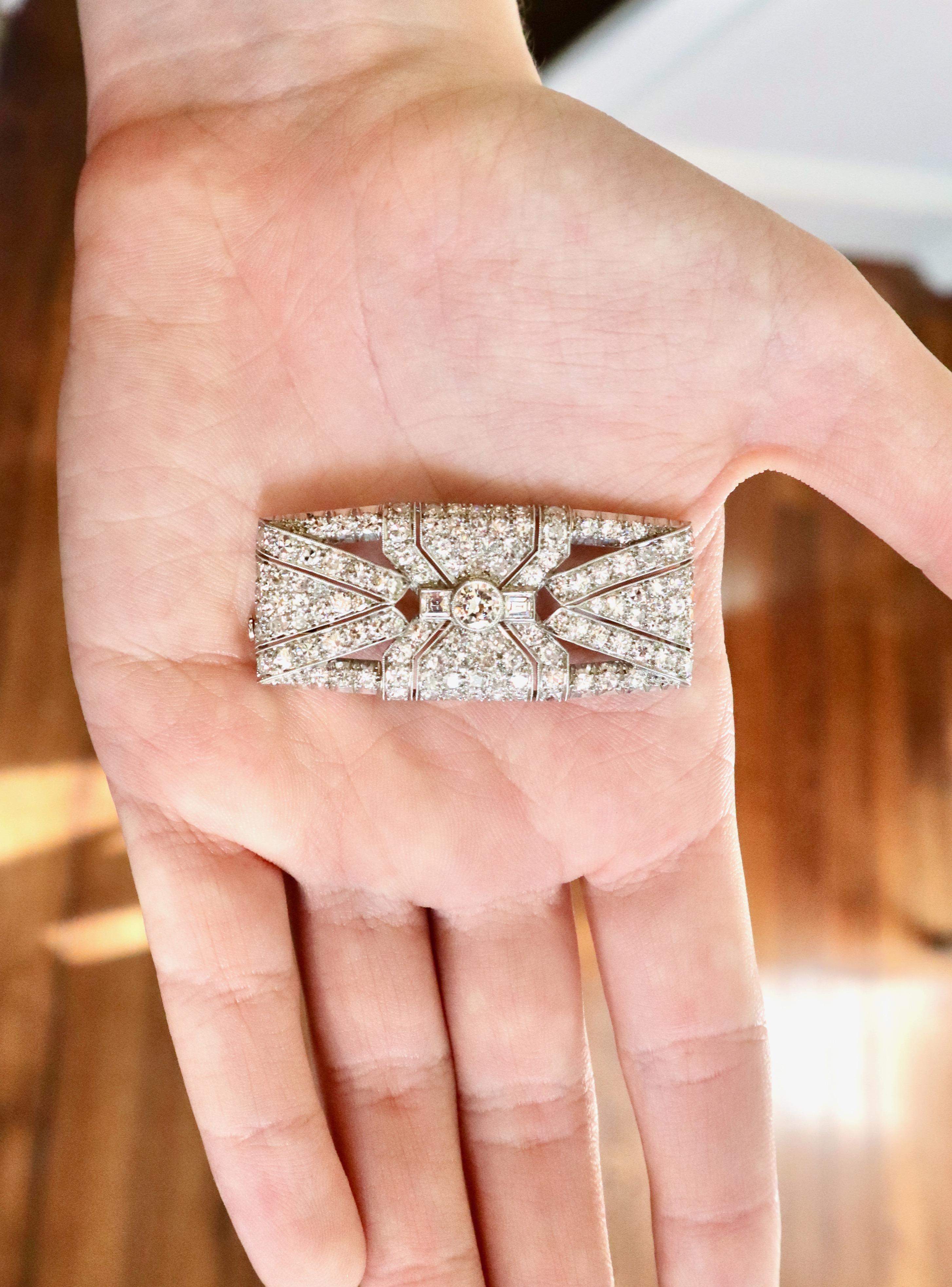 Art Deco Brooch circa 1930 Diamonds Platinum 950 and 18 Carat White Gold For Sale 3