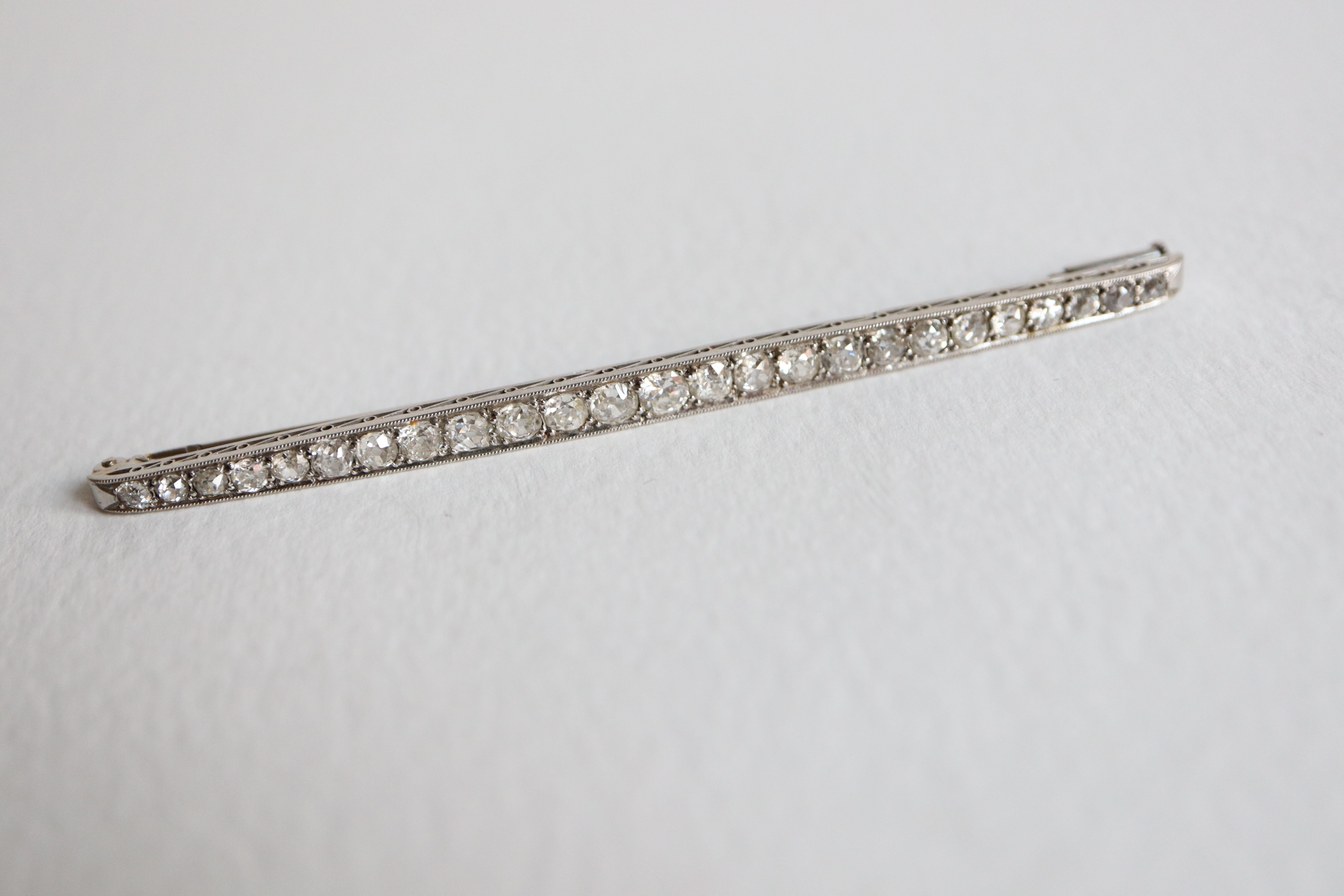 Mixed Cut Art Deco brooch in platinum and Diamonds 2 to 3 Carats 1910 1920 For Sale