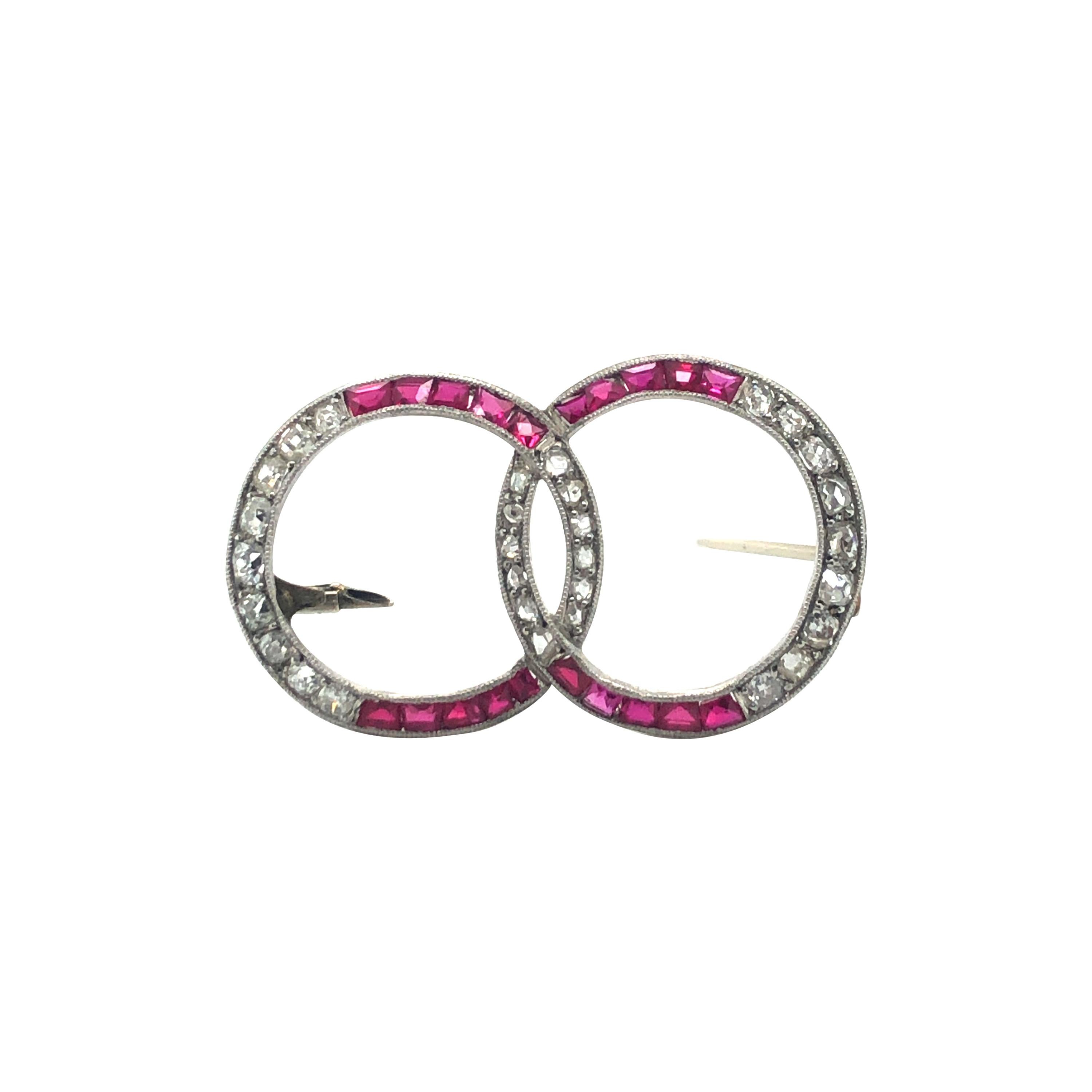 Spilla Art Deco in platino con diamanti e rubini sintetici