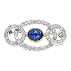 Art Deco Brooch in White Gold with Cabochon Cut Sapphire and Diamonds