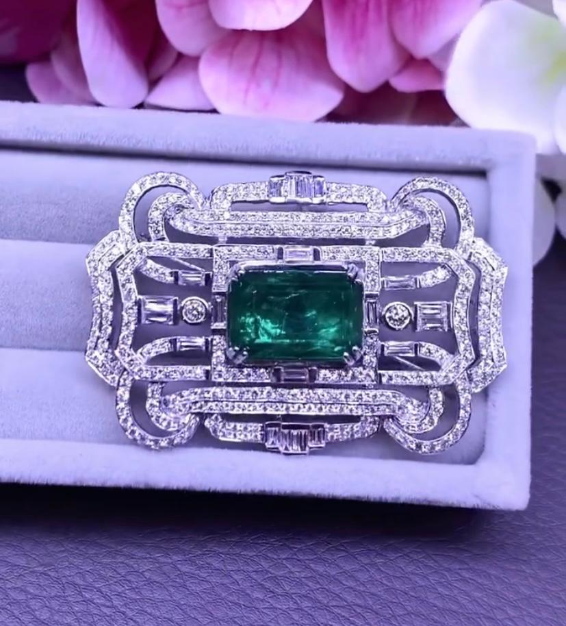 AIG Certfied 13.00 Ct Zambian Emerald  4.60 Ct Diamonds 18k Gold Brooch-Pendant  In New Condition For Sale In Massafra, IT