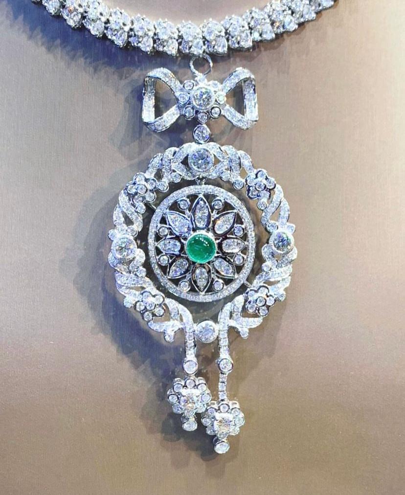 An exquisite Art Deco design handmade, very refined style , pendant/brooch in 18k gold with a cabochon cut Zambia emerald of 1,40 carats, fine quality, and round brilliant cut diamonds of 7,60 carats, F/VS . A very piece of Italian art and high