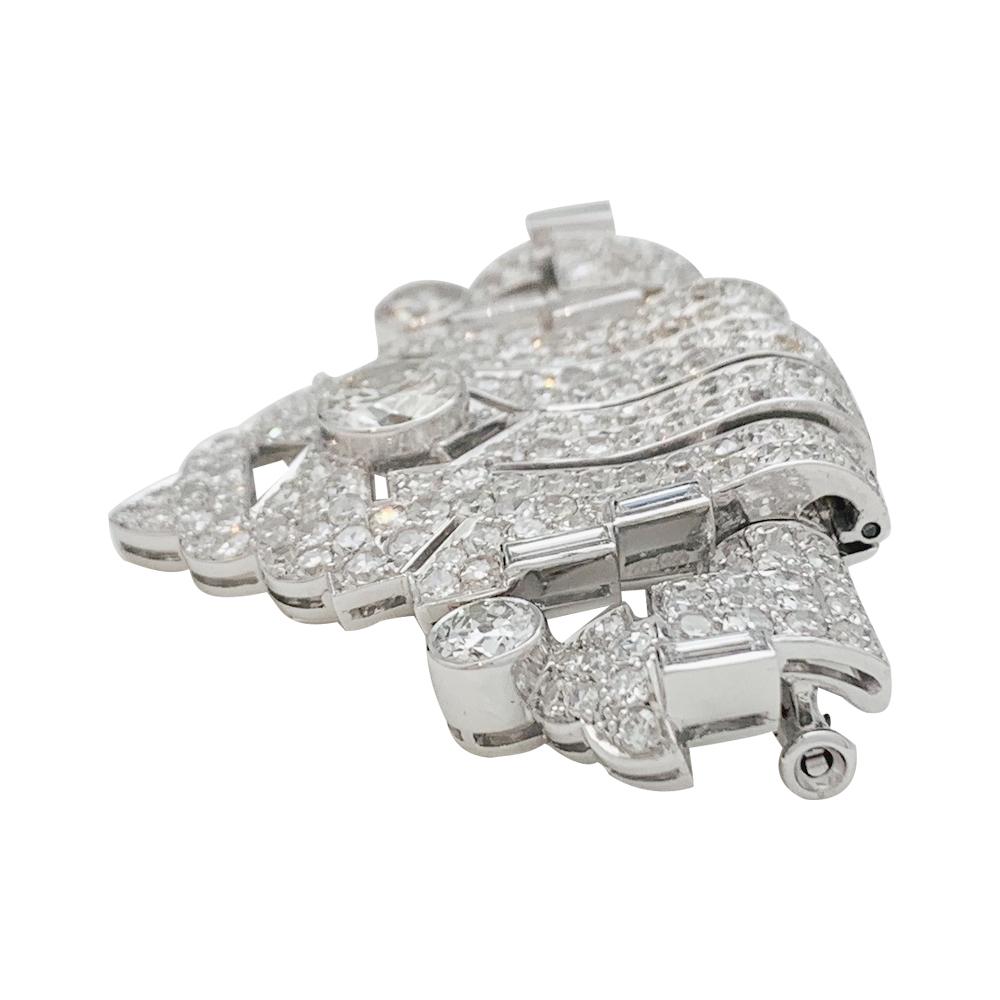 A 950/000 platinum and 750/000 white gold Art Deco brooch set with old cut and rose cut diamonds.
The brooch and the clip can be dissociable.
Width: 49mm
Height: 36mm
Weight: 19,2 grams