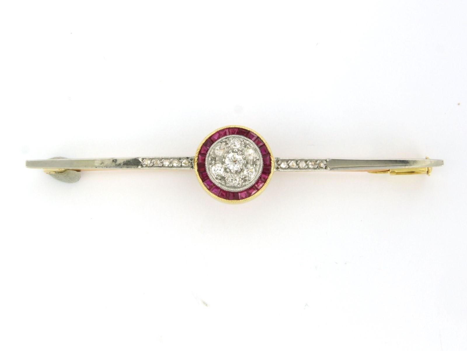 Broche en or bicolore 18k avec rubis et diamant taille ancienne et taille rose 0,50 ct F/G - VS/SI

description détaillée

la broche mesure 7,0 cm de large et 1,3 cm de haut

poids 5,9 grammes

set avec

- 24 rubis chauffés de forme carrée de 1,7 mm