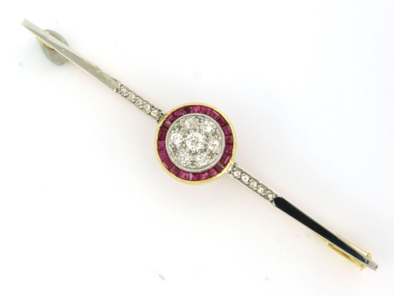 Taille vieille mine Broche Art déco en or bicolore 18 carats sertie de rubis et de diamants jusqu'à 0,50 carat en vente