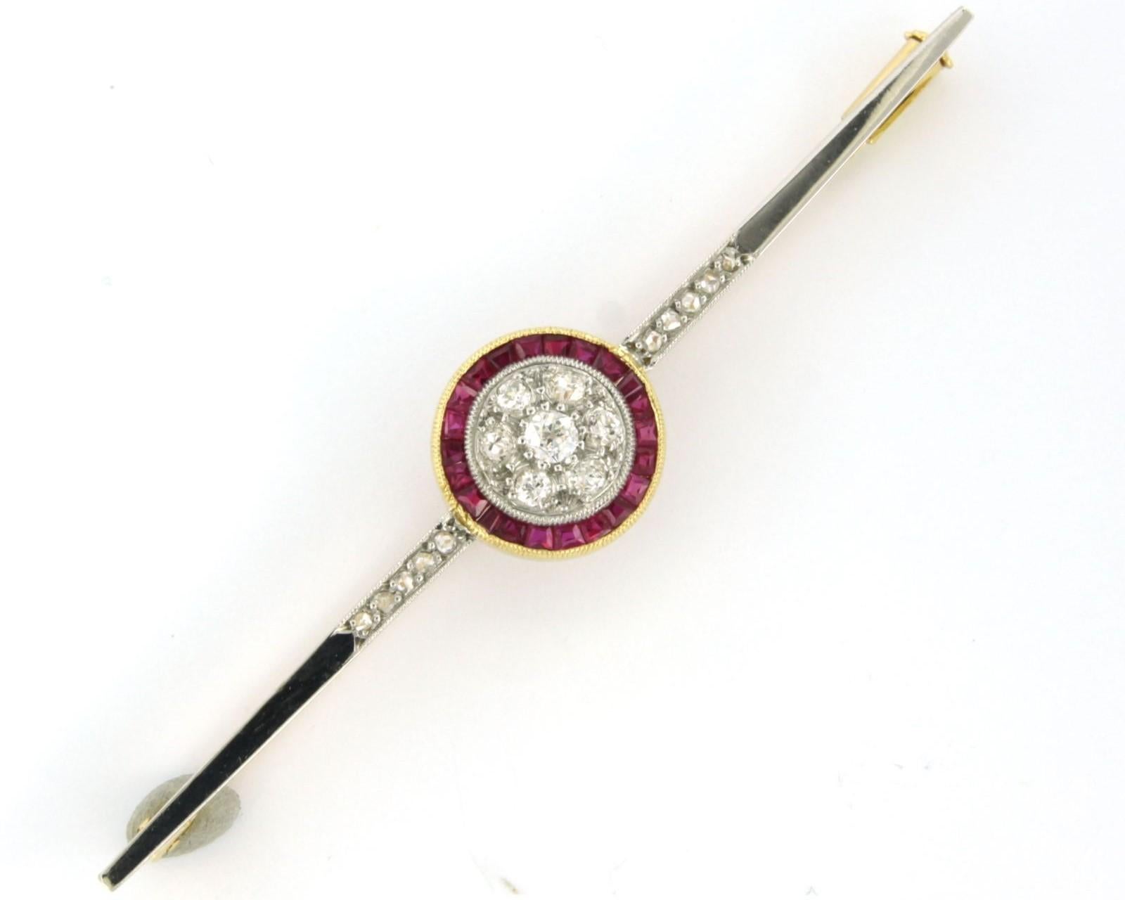 Broche Art déco en or bicolore 18 carats sertie de rubis et de diamants jusqu'à 0,50 carat Excellent état - En vente à The Hague, ZH