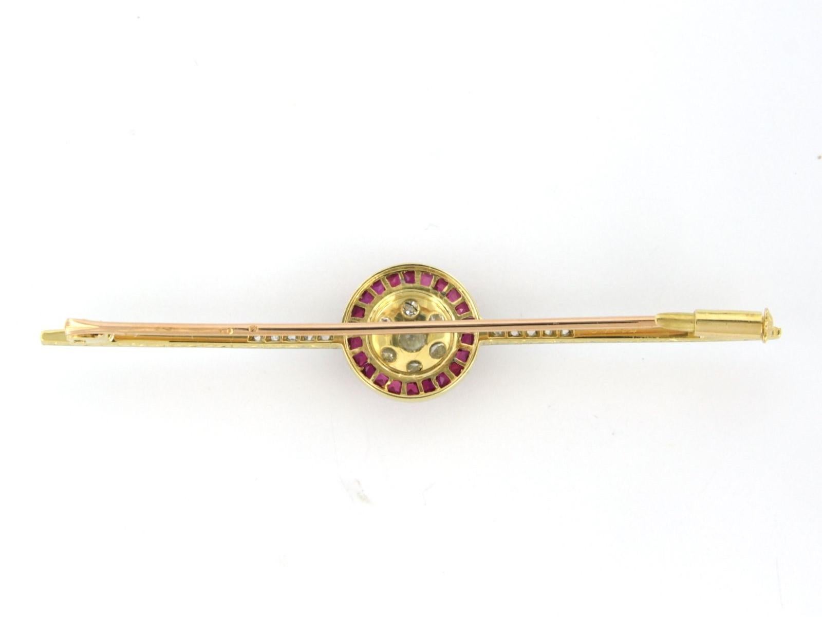 Broche Art déco en or bicolore 18 carats sertie de rubis et de diamants jusqu'à 0,50 carat Pour femmes en vente