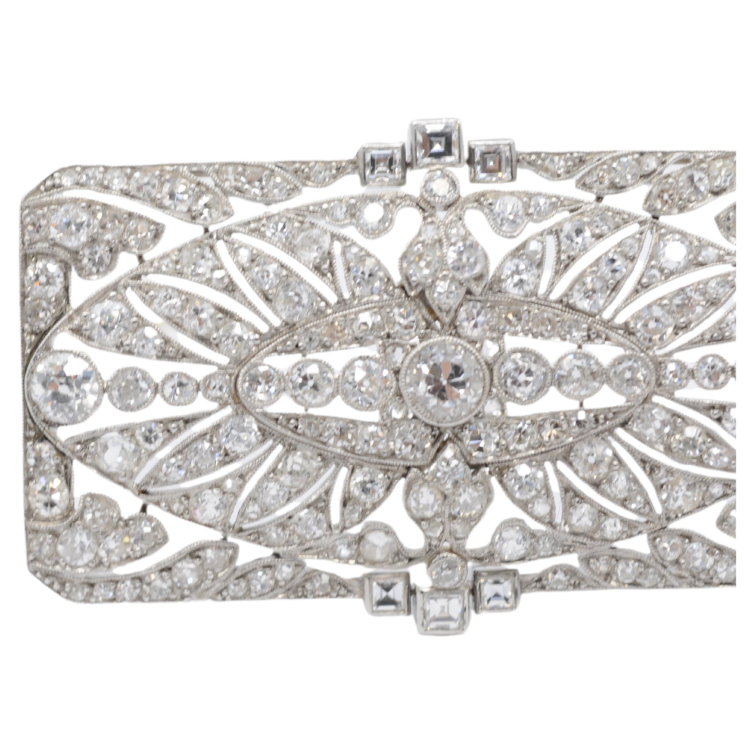 Art deco brooch with 170 diamonds in Old European cut noble platinum  For Sale 4