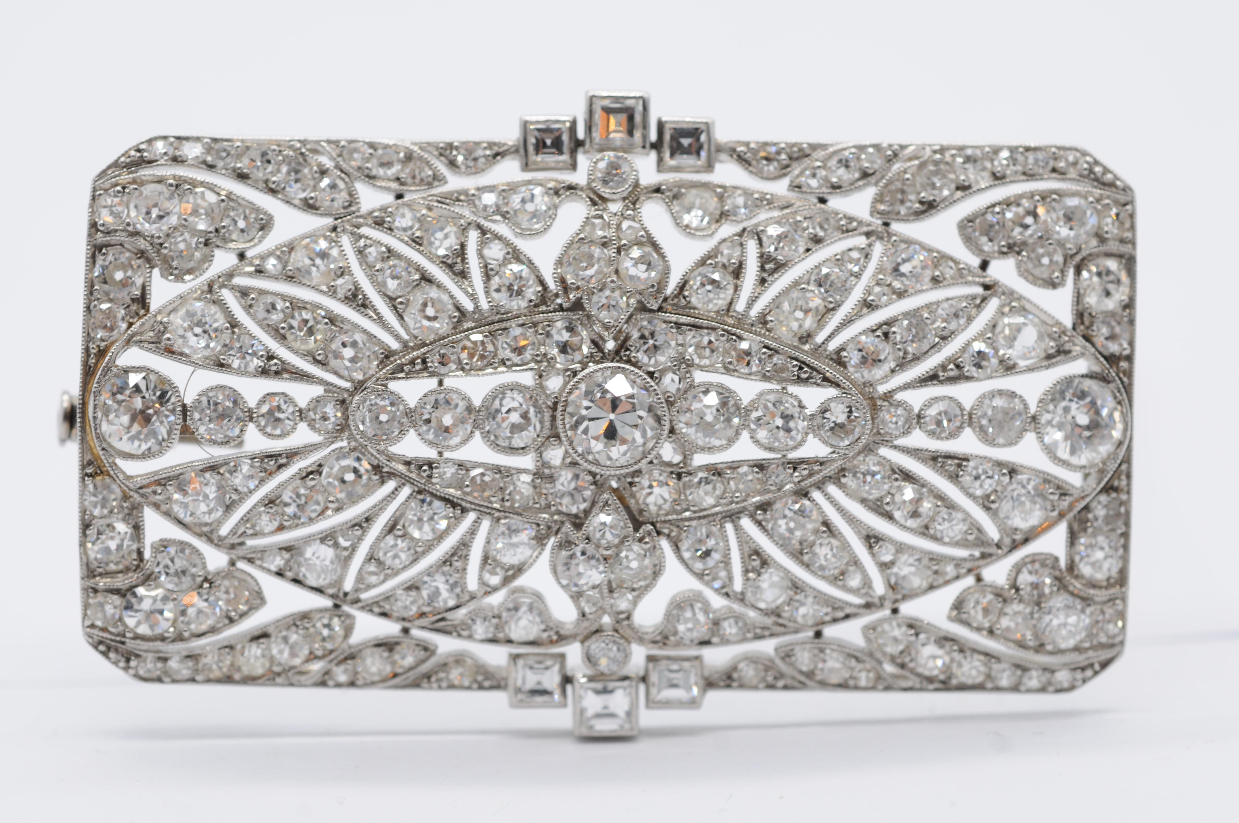 Art deco brooch with 170 diamonds in Old European cut noble platinum  In Good Condition For Sale In Berlin, BE