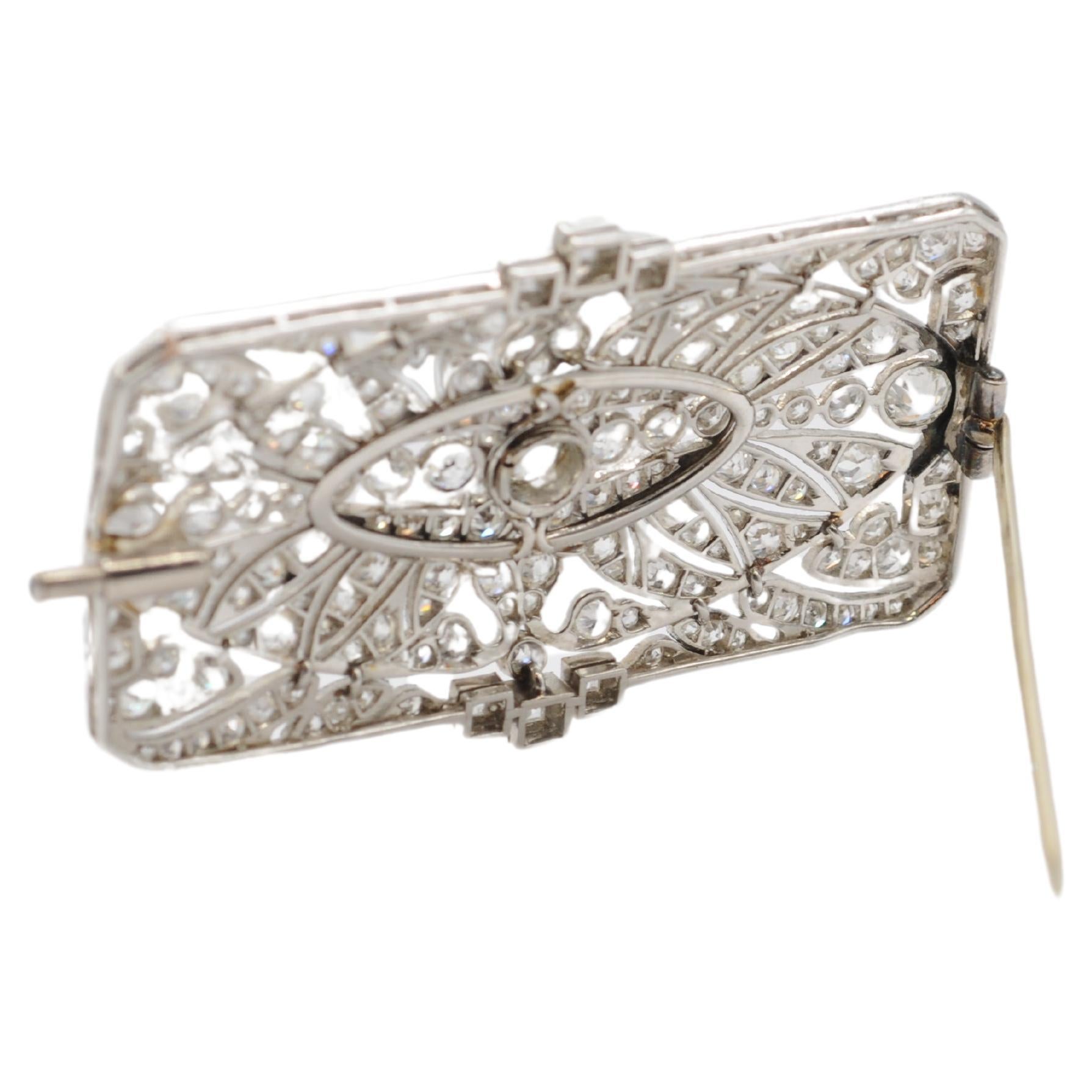 Art deco brooch with 170 diamonds in Old European cut noble platinum  For Sale 1