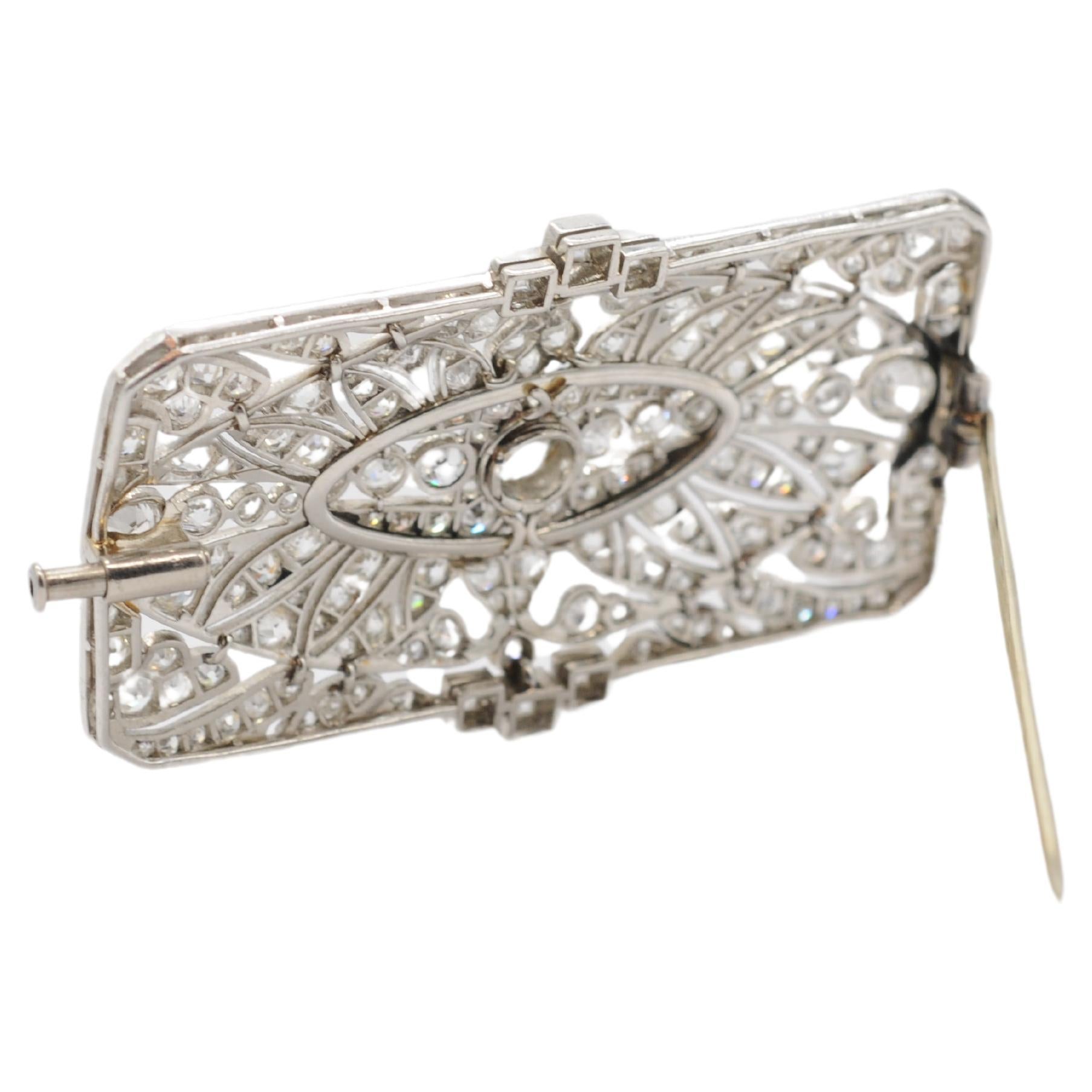 Art deco brooch with 170 diamonds in Old European cut noble platinum  For Sale 2