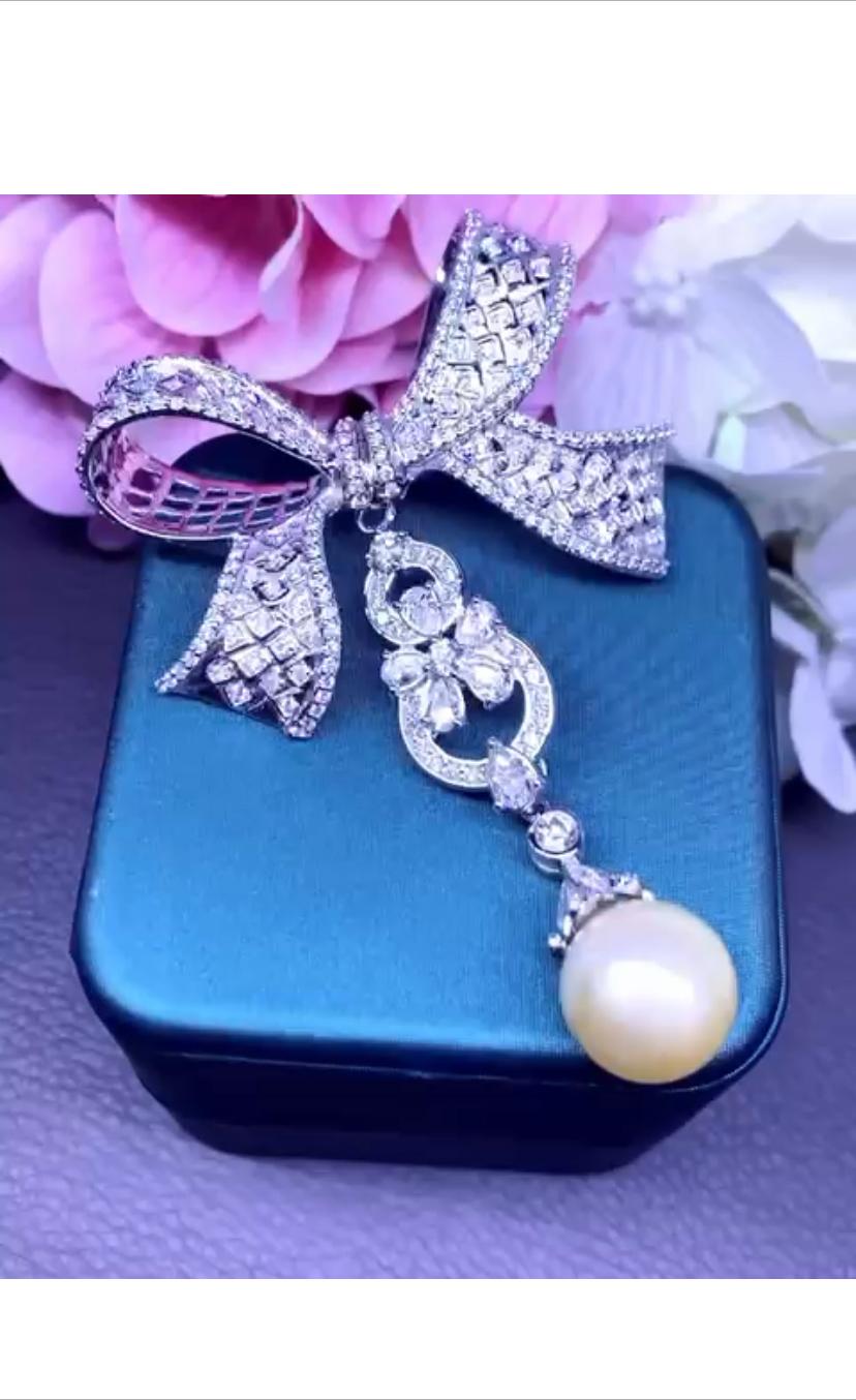 Spectacular Art Deco design for this collectible brooch in 18k  gold with a untreated South Sea Pearl, extra fine quality, of about 16 mm, and Natural Diamonds , in special cut , of 6,80 carats, F color VS clarity , so sparkly. 
Handcrafted by