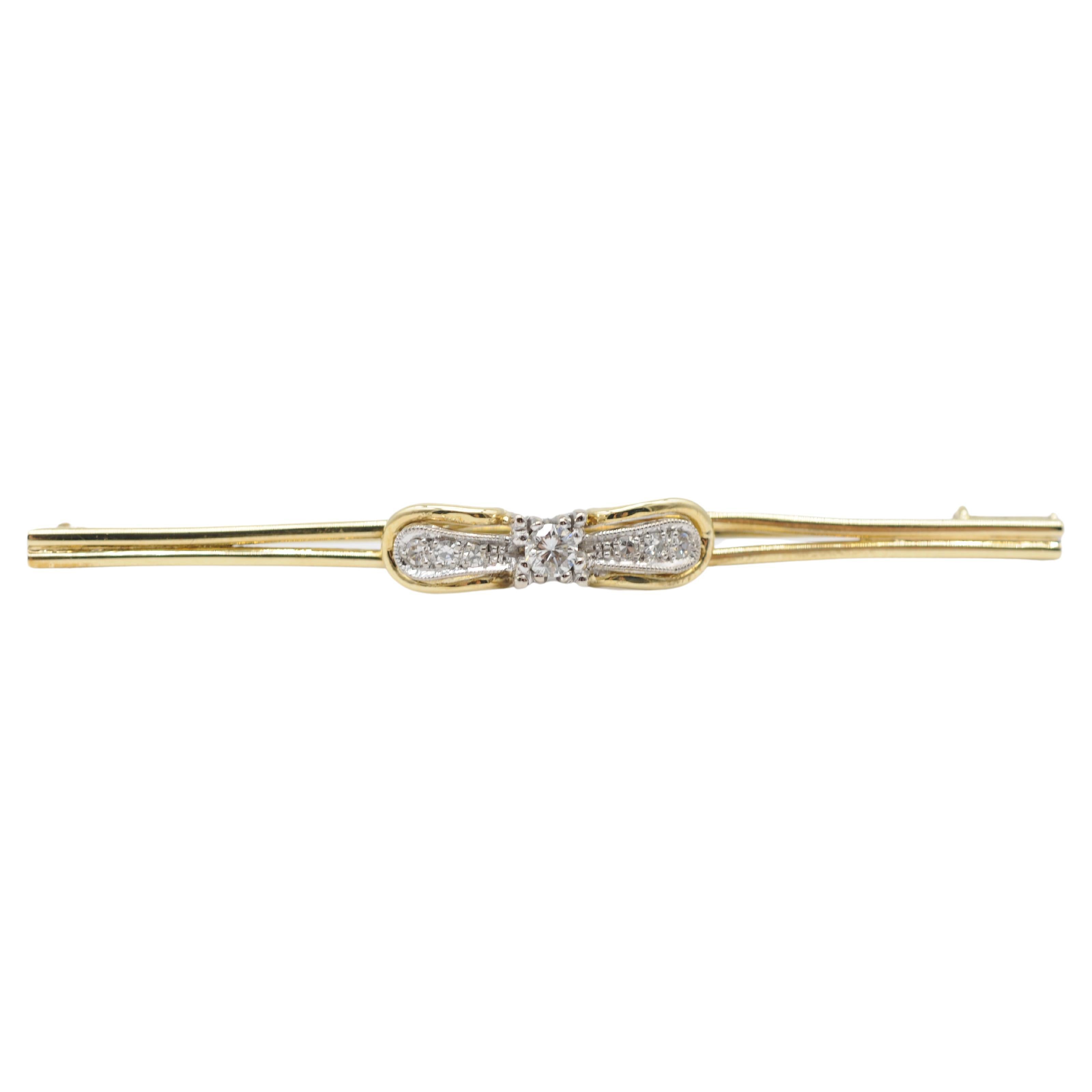 Brilliant Cut Art Deco brooch with diamonds and gold For Sale