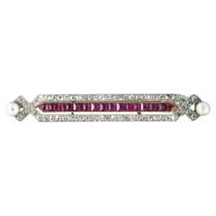 Broche Art déco en or 18 carats et platine avec perles, rubis et diamants taille ancienne