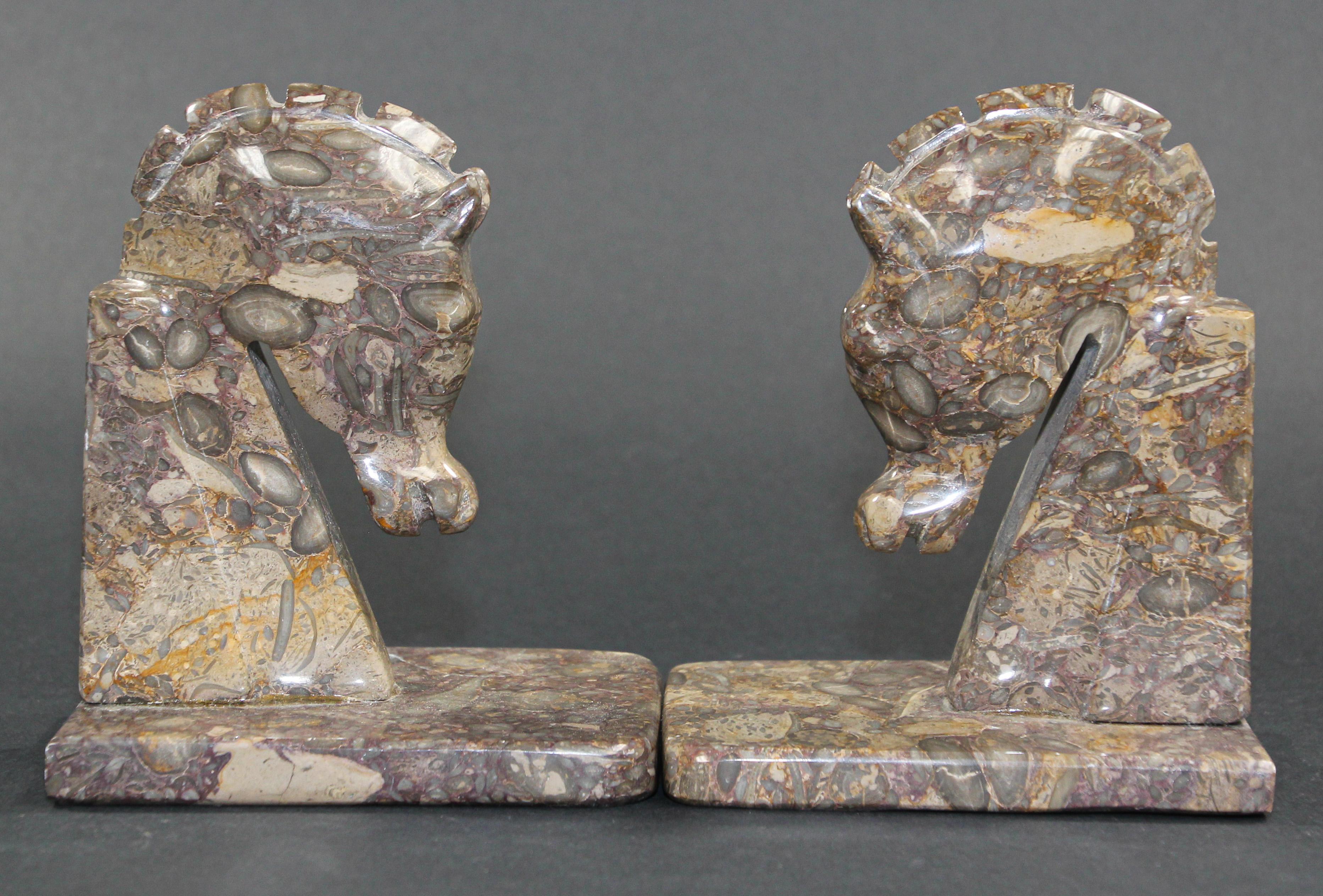 Buchstützen aus braunem Onyx mit Pferdeköpfen, Art déco (20. Jahrhundert) im Angebot