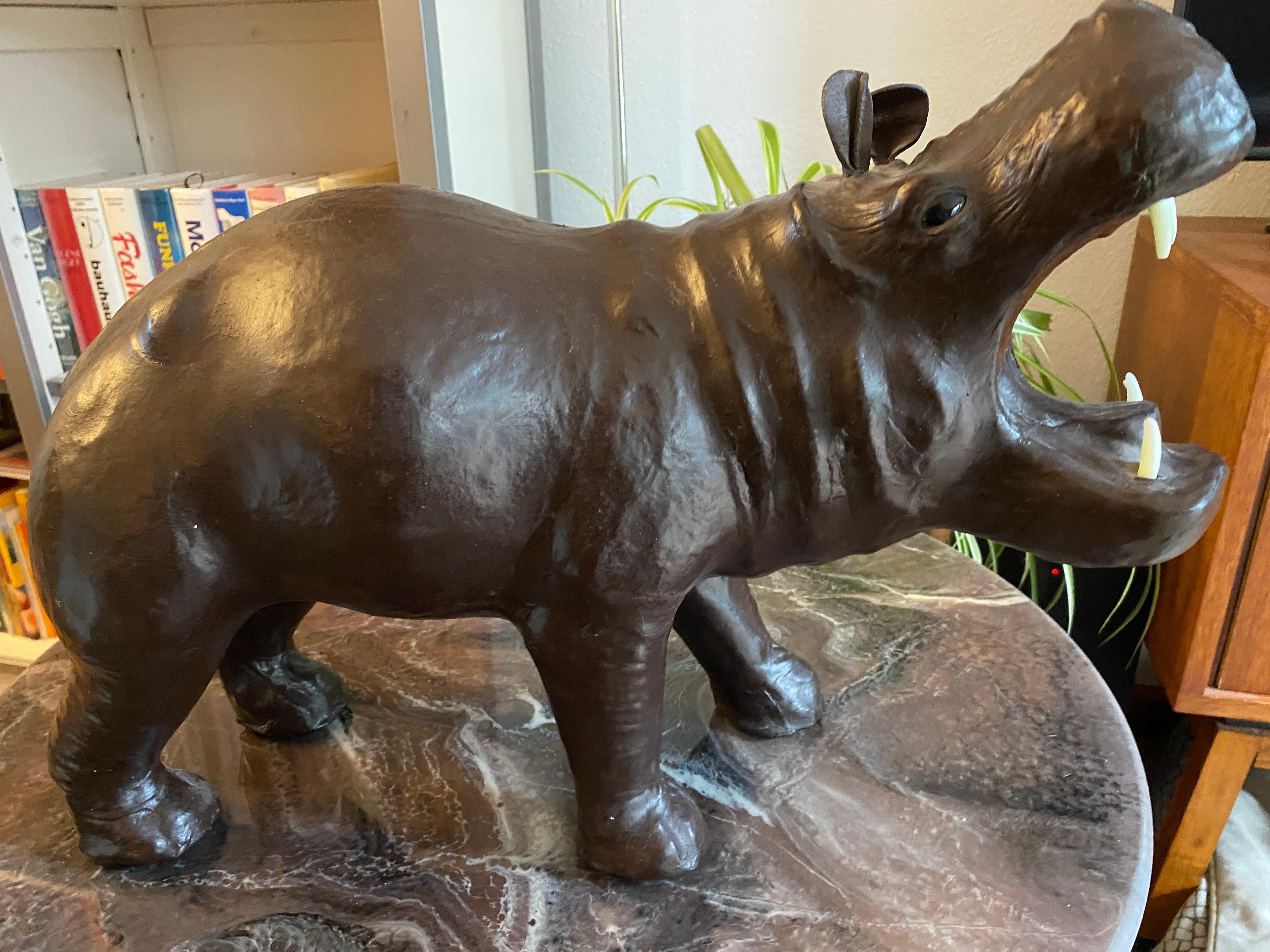 Escultura Art Decó Hipopótamo de cuero patinado marr�ón mediados del siglo XX