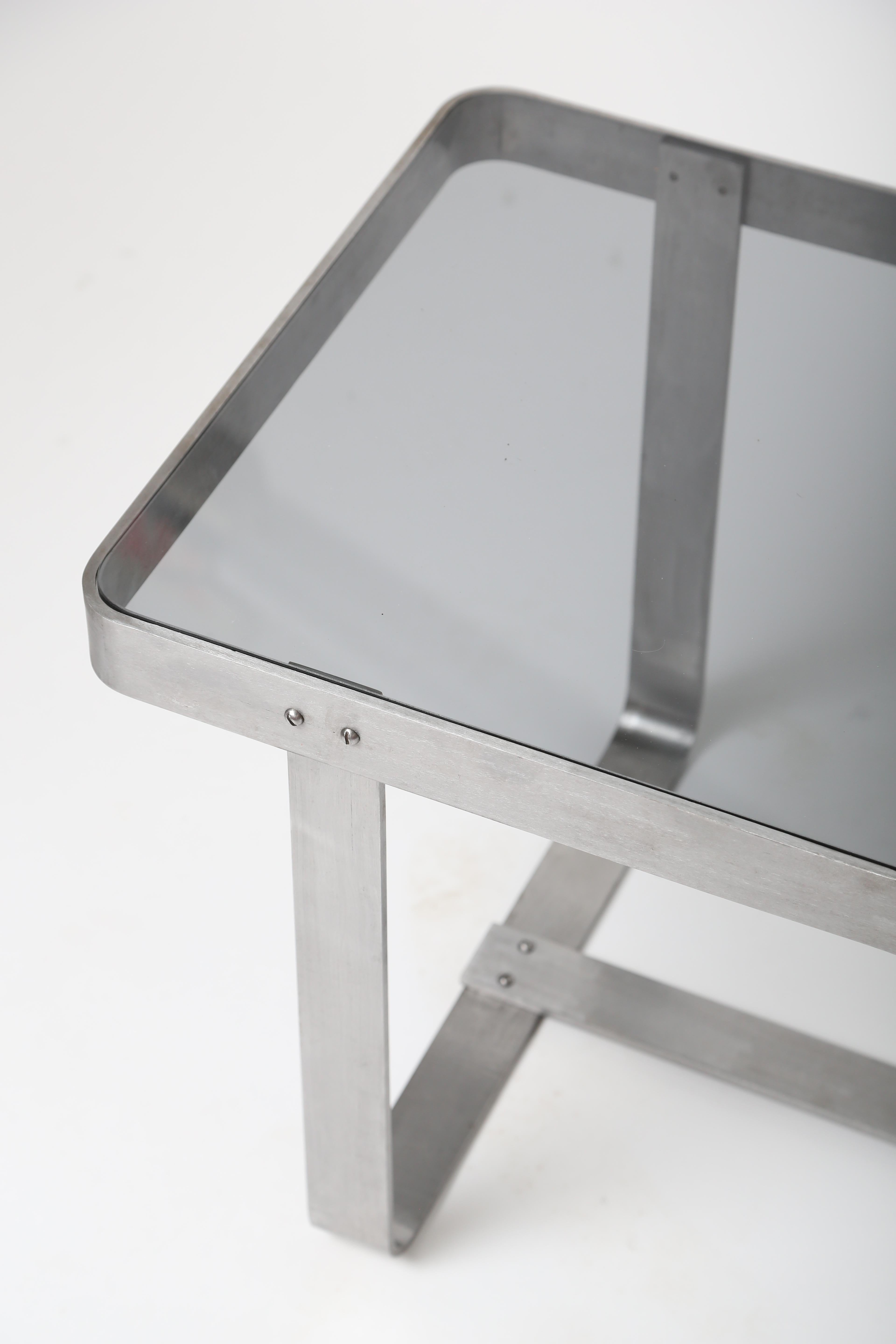 Une belle table d'influence industrielle.
Similaire au travail de Donald Deskey.