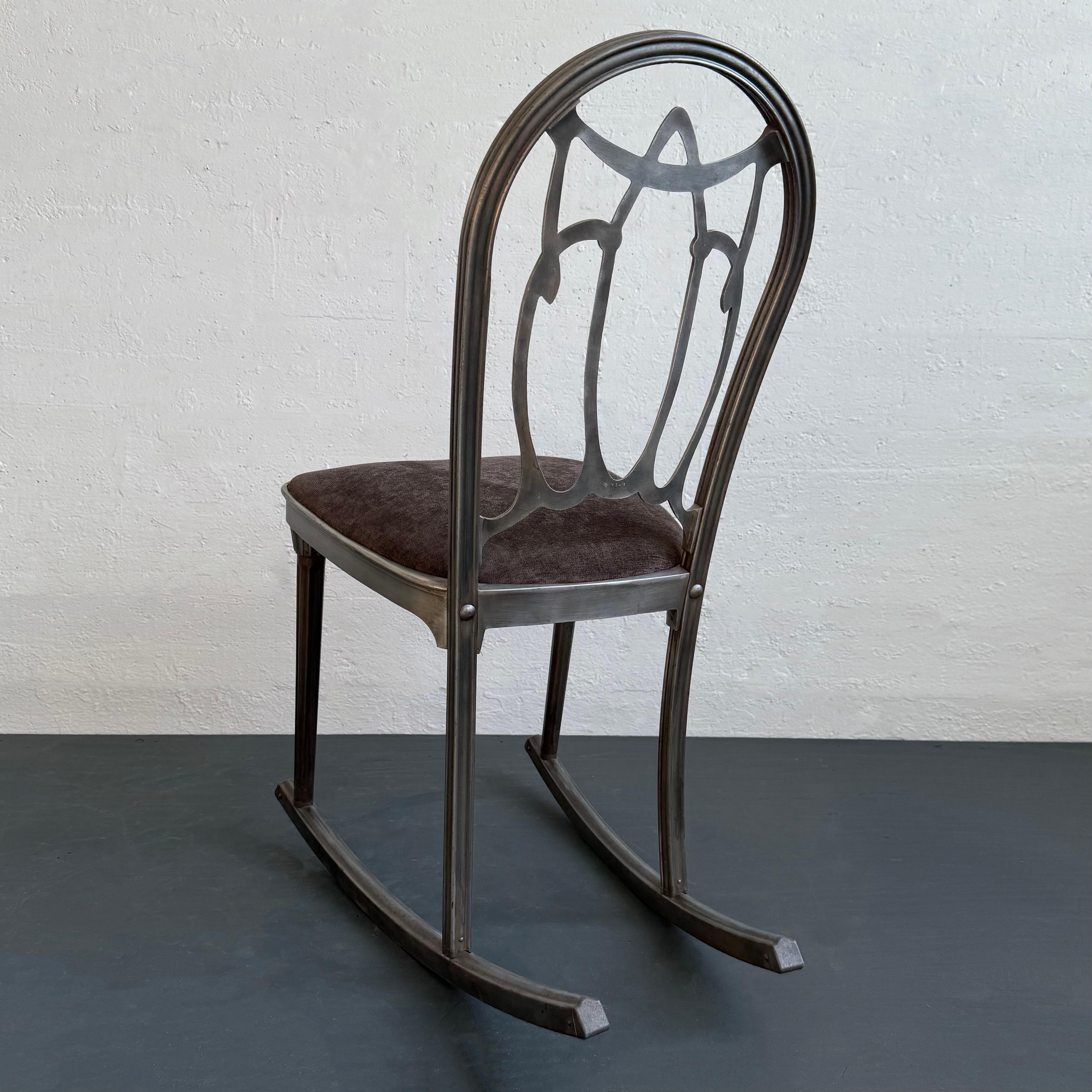 Sedia a dondolo in acciaio spazzolato Art Deco di Doehler Metal Furniture in vendita 2