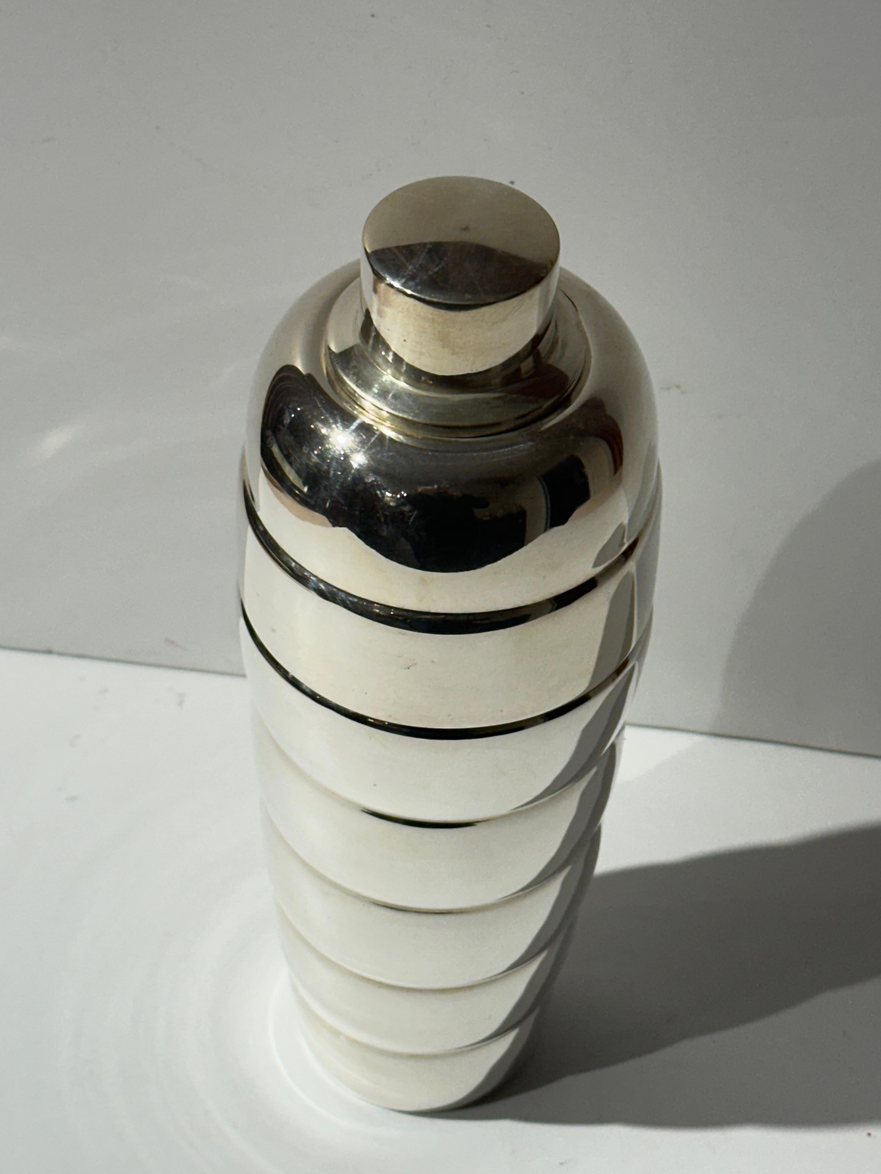 Mid-20th Century Art Deco Bubble Stack Silverplate Cocktail Shaker For Sale