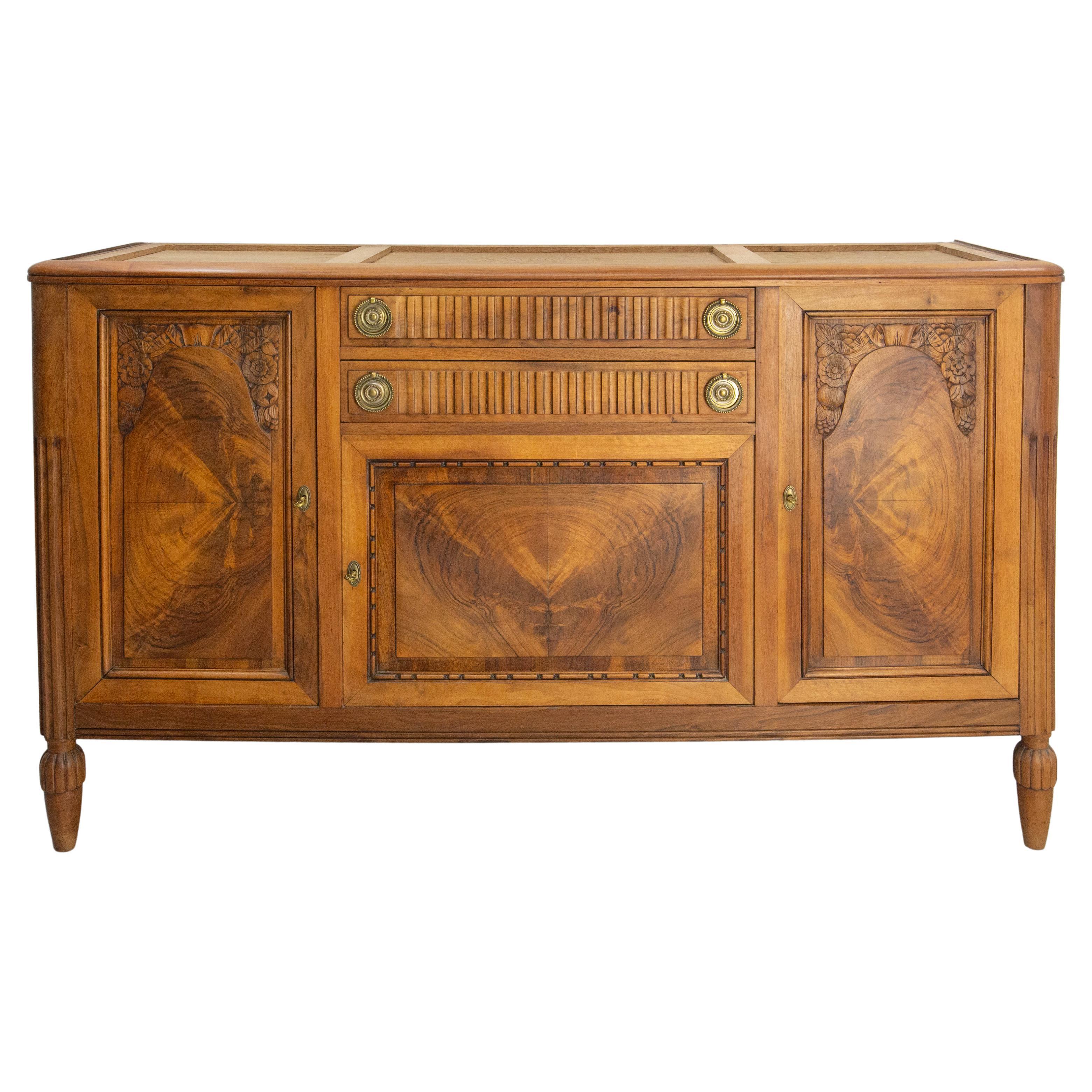 Cabinet Art Deco, Francia, 1930 circa
Due cassetti e tre ante
Altezza del buffet senza specchio: 39,37 pollici (100 cm)
noce e ottone
Finitura intagliata a fiori molto bella
Buono stato
 
