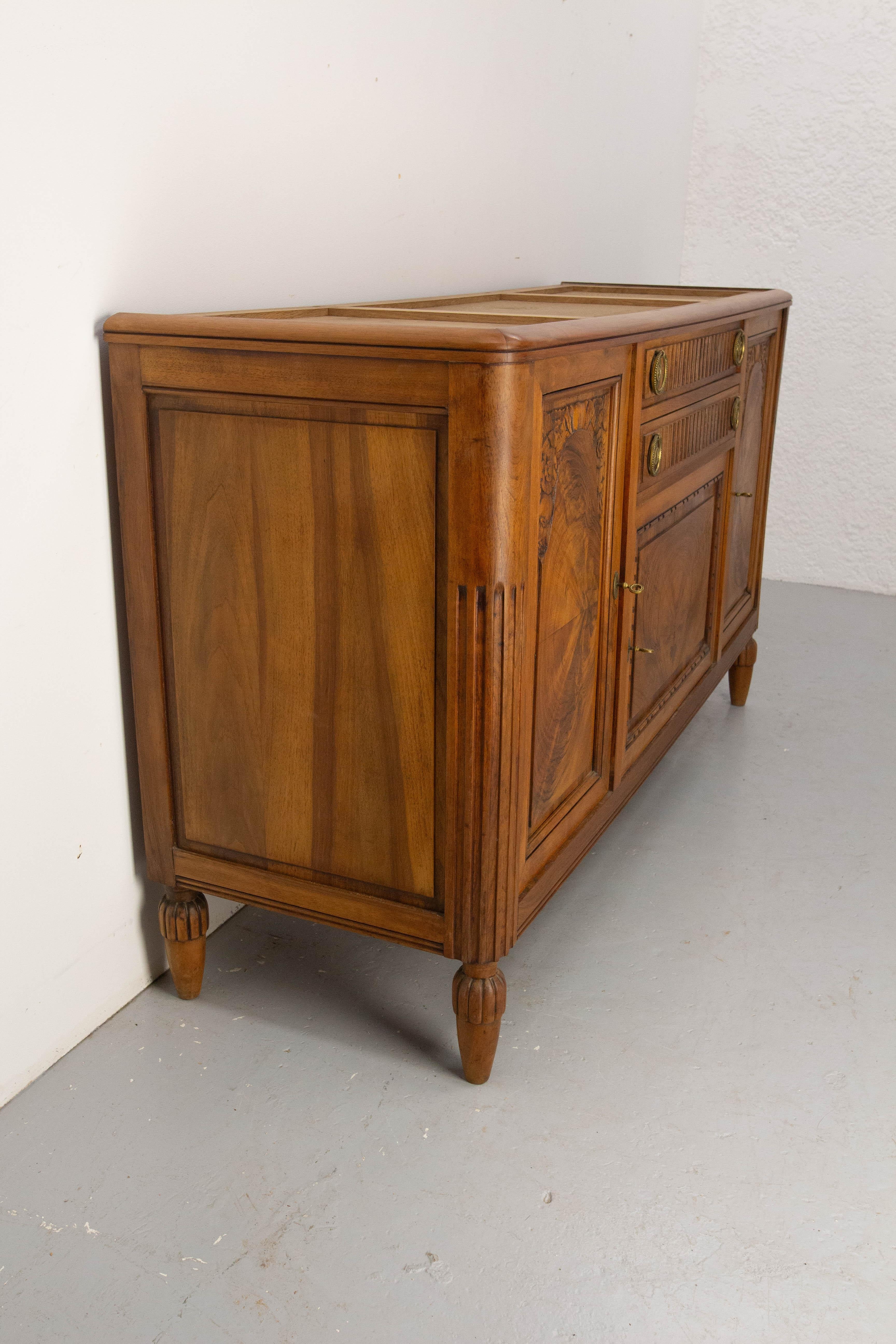 Metà XX secolo Art Deco Buffet Credenza Cabinet Noce  Specchio a semicerchio, 1930 circa in vendita