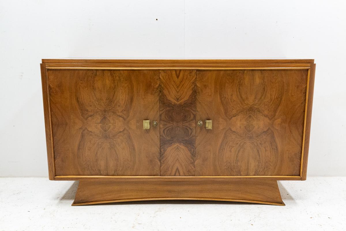 Cabinet Art Déco, français, vers 1930.
Crédence buffet en ronce de noyer.
Deux portes et une étagère.
Le vernis a été refait.
Bon état.

Expédition : 
L 160, P 52, H 91 46 Kg.