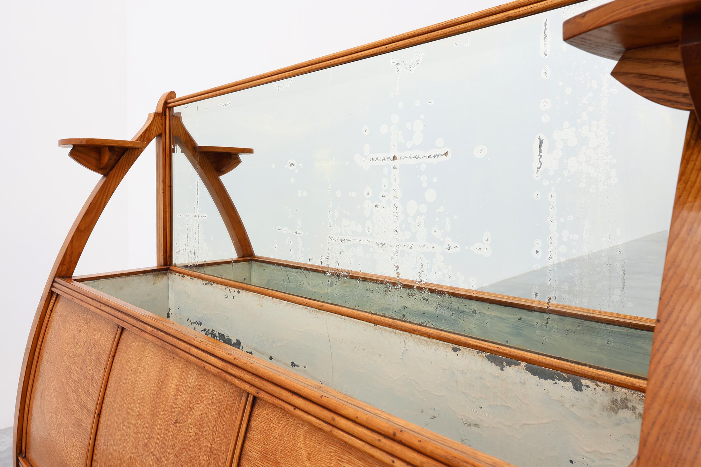 France / 1920 / planter with mirror / wood, mirror, zinc / Art Deco

Absolutely one of a kind, this unique mid-century buffet that will serve perfectly as liquor cabinet or planter from the 1920s. A beautiful organic design with curved wooden legs