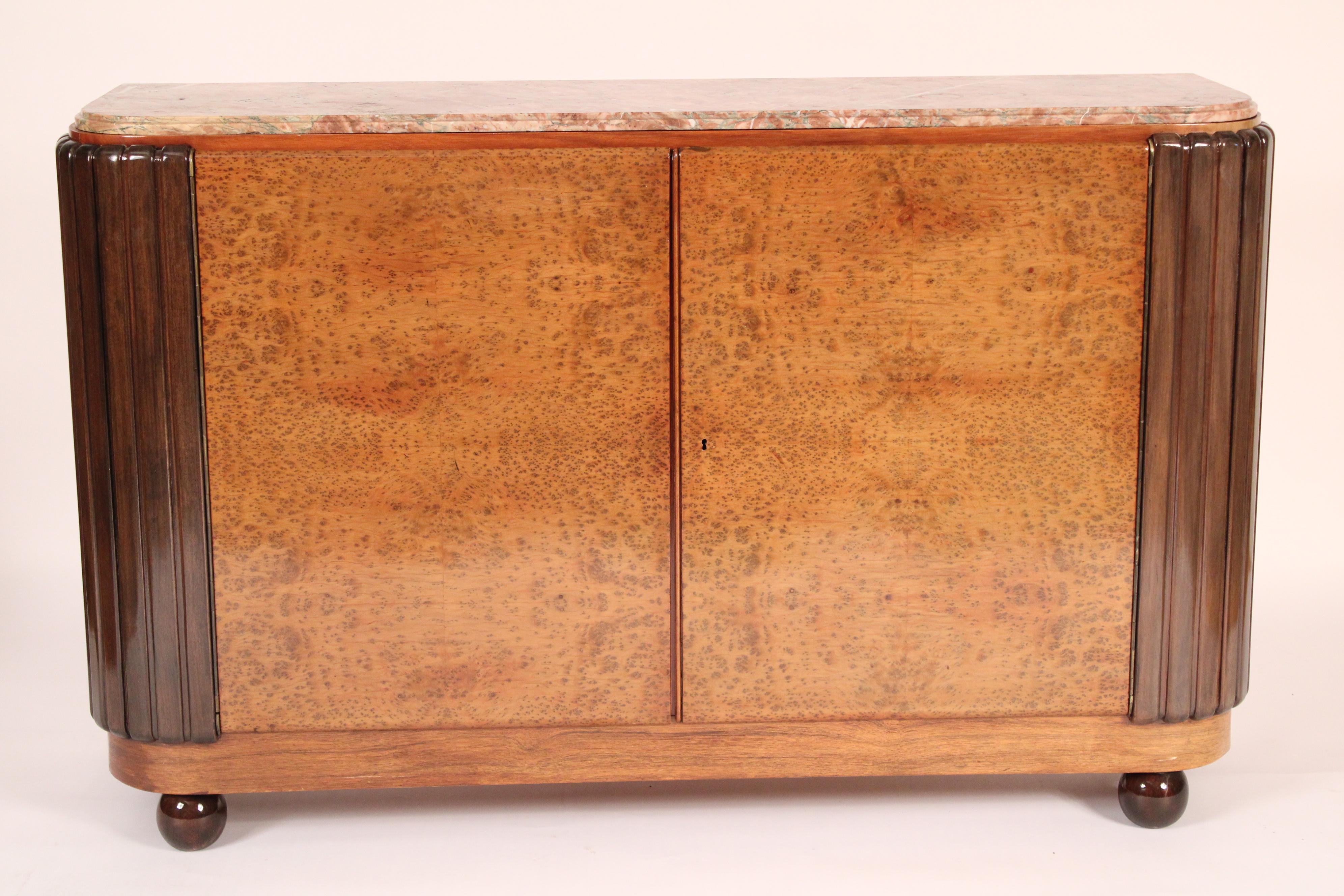 Meuble Art déco en ronce de frêne à deux portes avec dessus en marbre, vers 1920. Plateau rectangulaire en marbre aux angles arrondis,  
bords avant et latéraux moulés, deux portes en frêne ronce, coins avant arrondis ébonisés, côtés en frêne ronce,