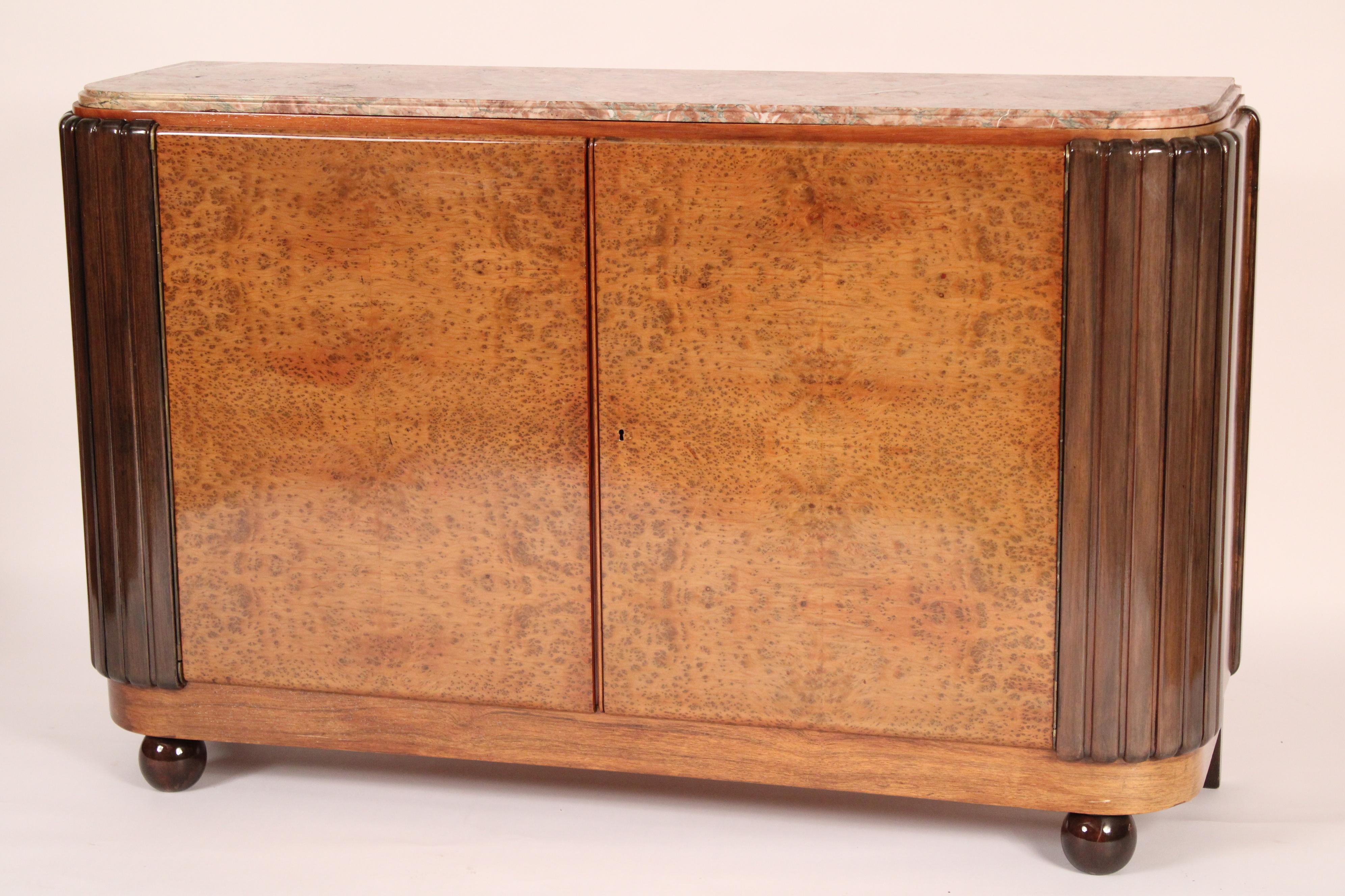 Art déco Cabinet Art Déco en frêne ronce avec dessus en marbre en vente
