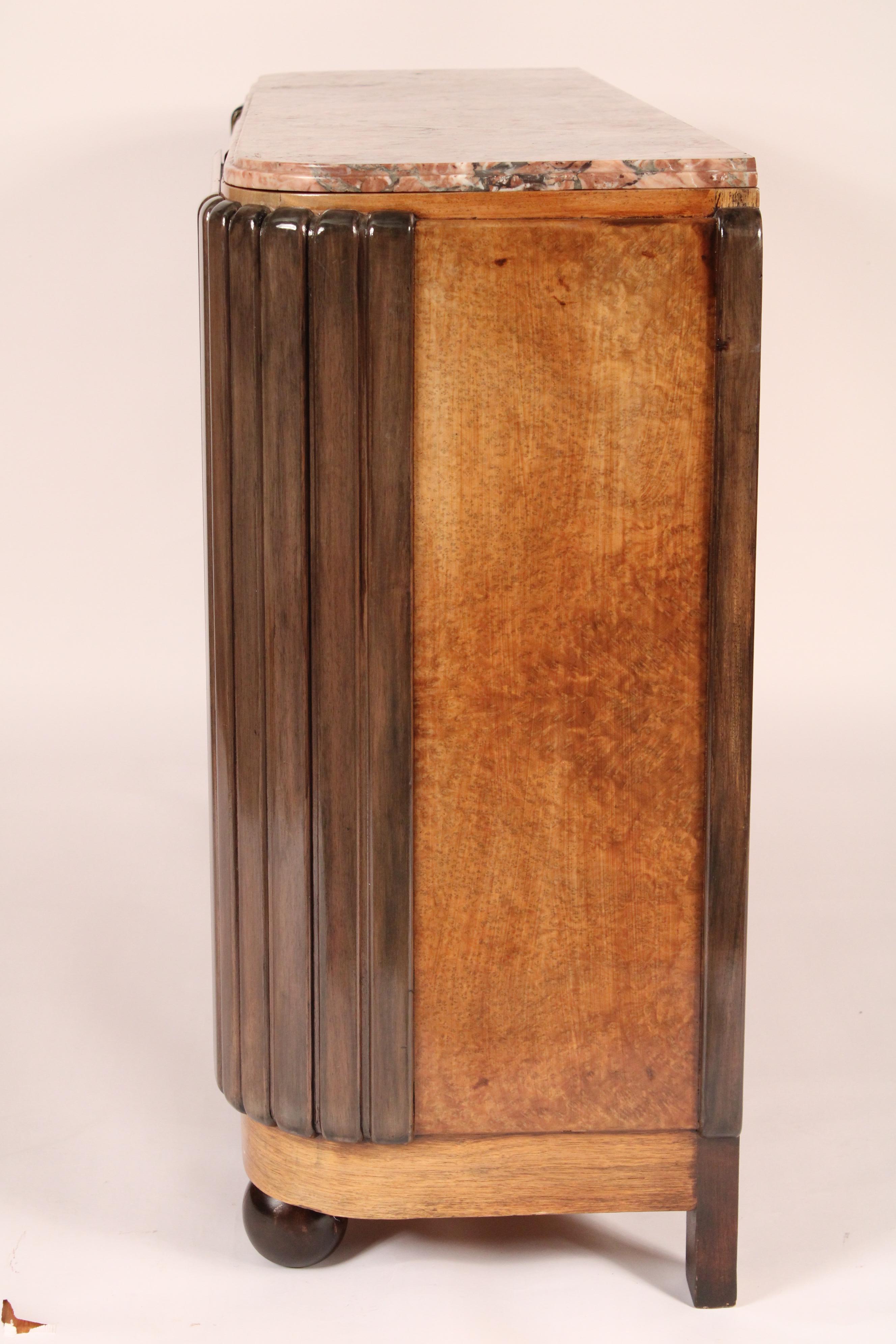 Cabinet Art Déco en frêne ronce avec dessus en marbre Bon état - En vente à Laguna Beach, CA