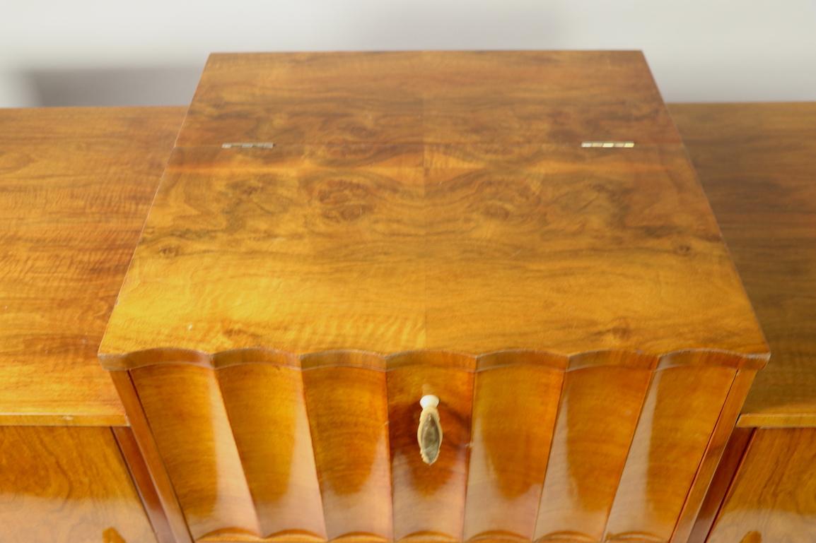 Art Deco Burl Cabinet Dry Bar with Mirrored Interior In Good Condition In New York, NY