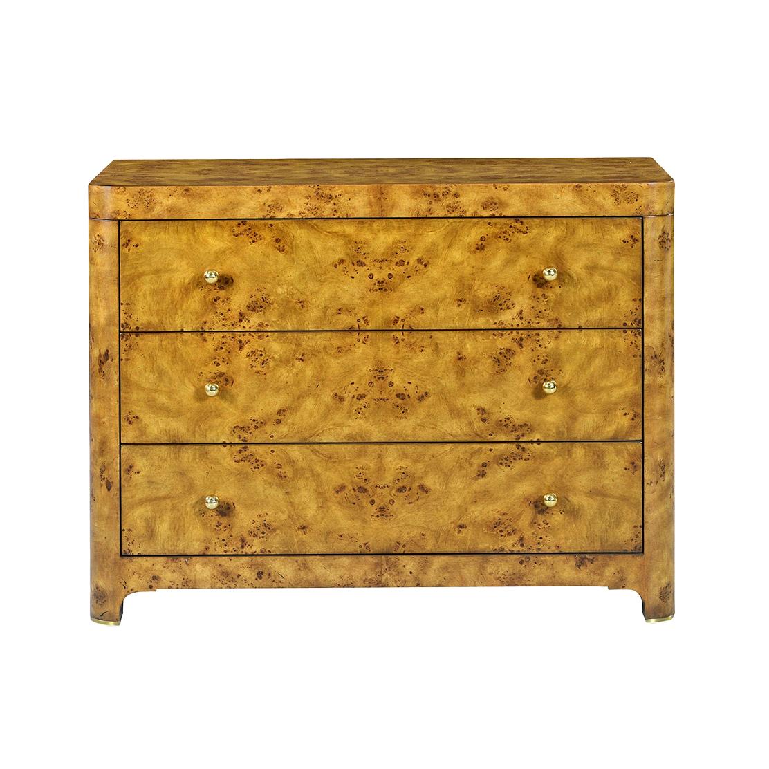 Realizzato con una splendida impiallacciatura in radica Mappa rustica, i suoi toni dorati del miele e gli intricati motivi delle venature del legno evocano un senso di calore e raffinatezza. 

Caratterizzato da tre spaziosi cassetti lunghi ornati da