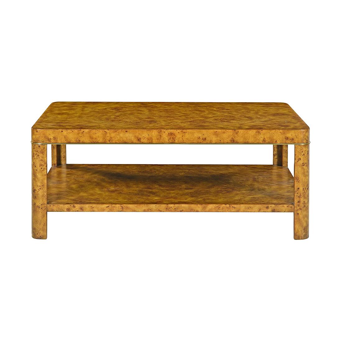 D'un design rectangulaire élégant, cette table est fabriquée avec un placage luxueux en loupe de mappa dorée, mettant en valeur les motifs complexes du grain qui exsudent la sophistication. Une étagère inférieure spacieuse ajoute un aspect pratique,
