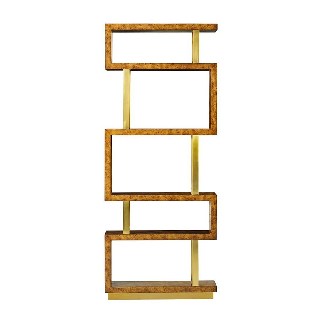 Con un audace design geometrico, questa scaffalatura aperta è realizzata con una lussuosa impiallacciatura in radica di mappa dorata e accenti in ottone scintillante. I suoi livelli asimmetrici offrono una piattaforma elegante per esporre libri,