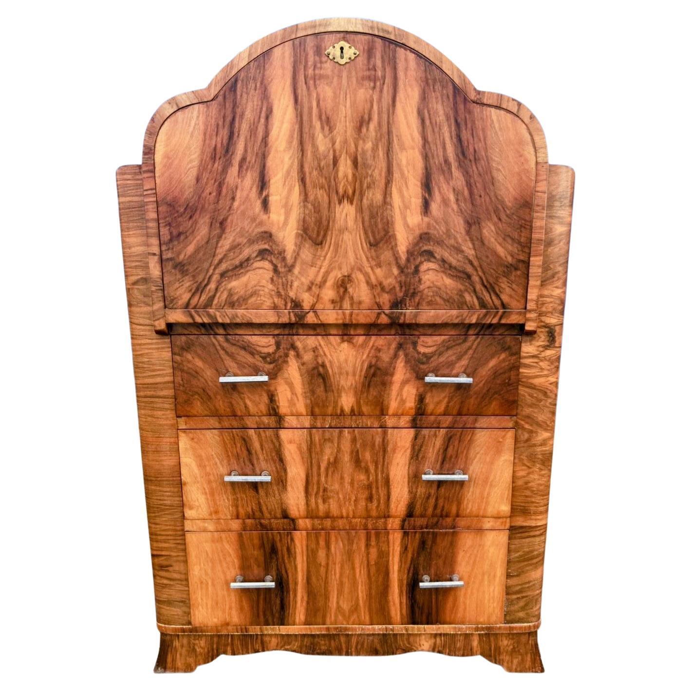 Art Decó Burl Walnut Cloud Shaped Writing Desk Bureau, Inglés , circa 1930 Nogal en venta